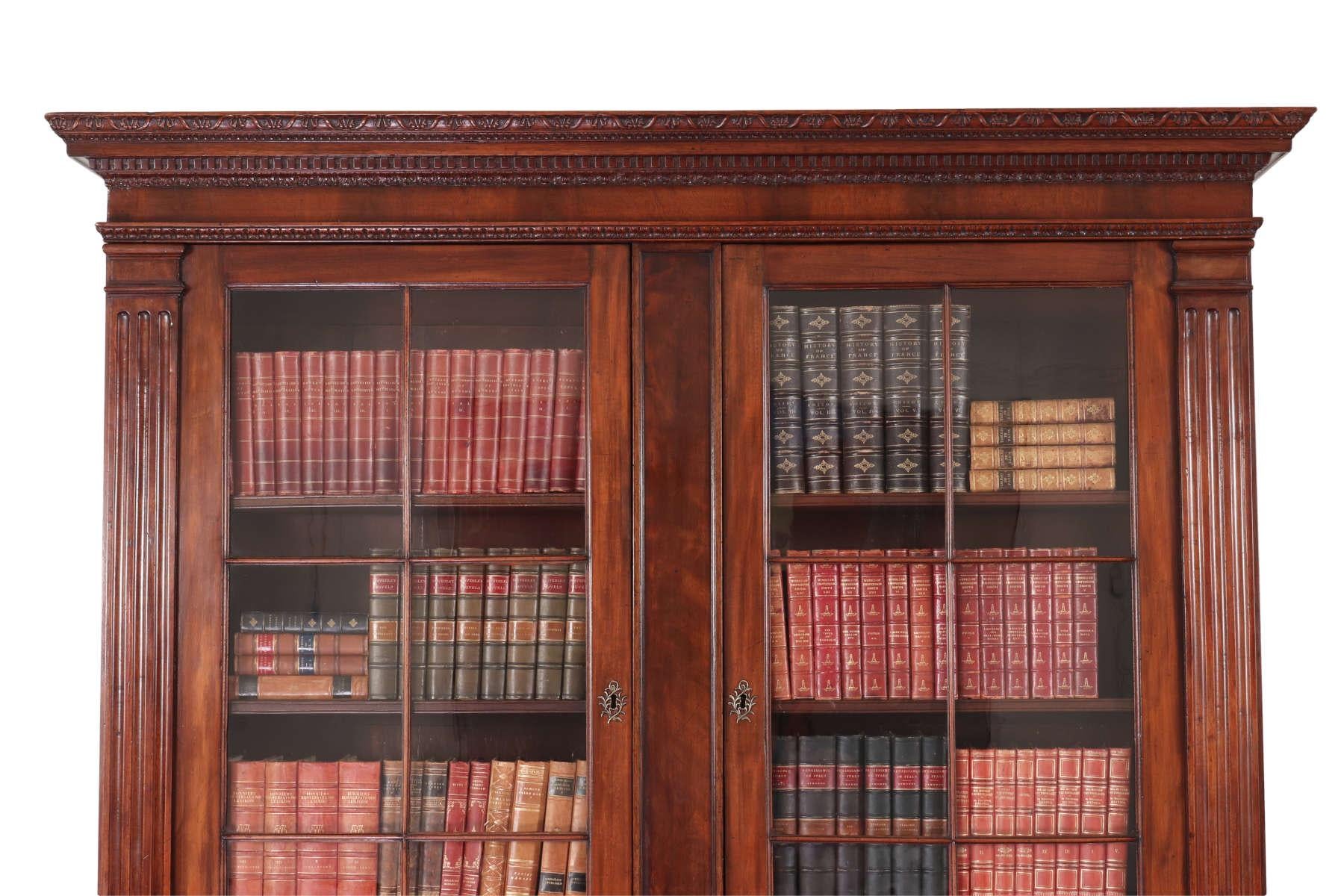 Monumentales irisches Mahagoni-Sekretär-Bücherregal aus der George-III-Periode, um 1780 im Angebot 1