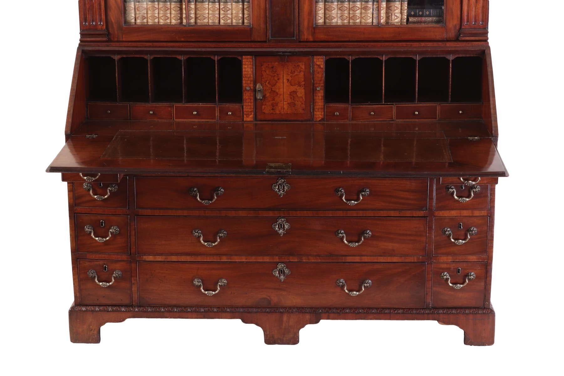 Monumentales irisches Mahagoni-Sekretär-Bücherregal aus der George-III-Periode, um 1780 im Angebot 3
