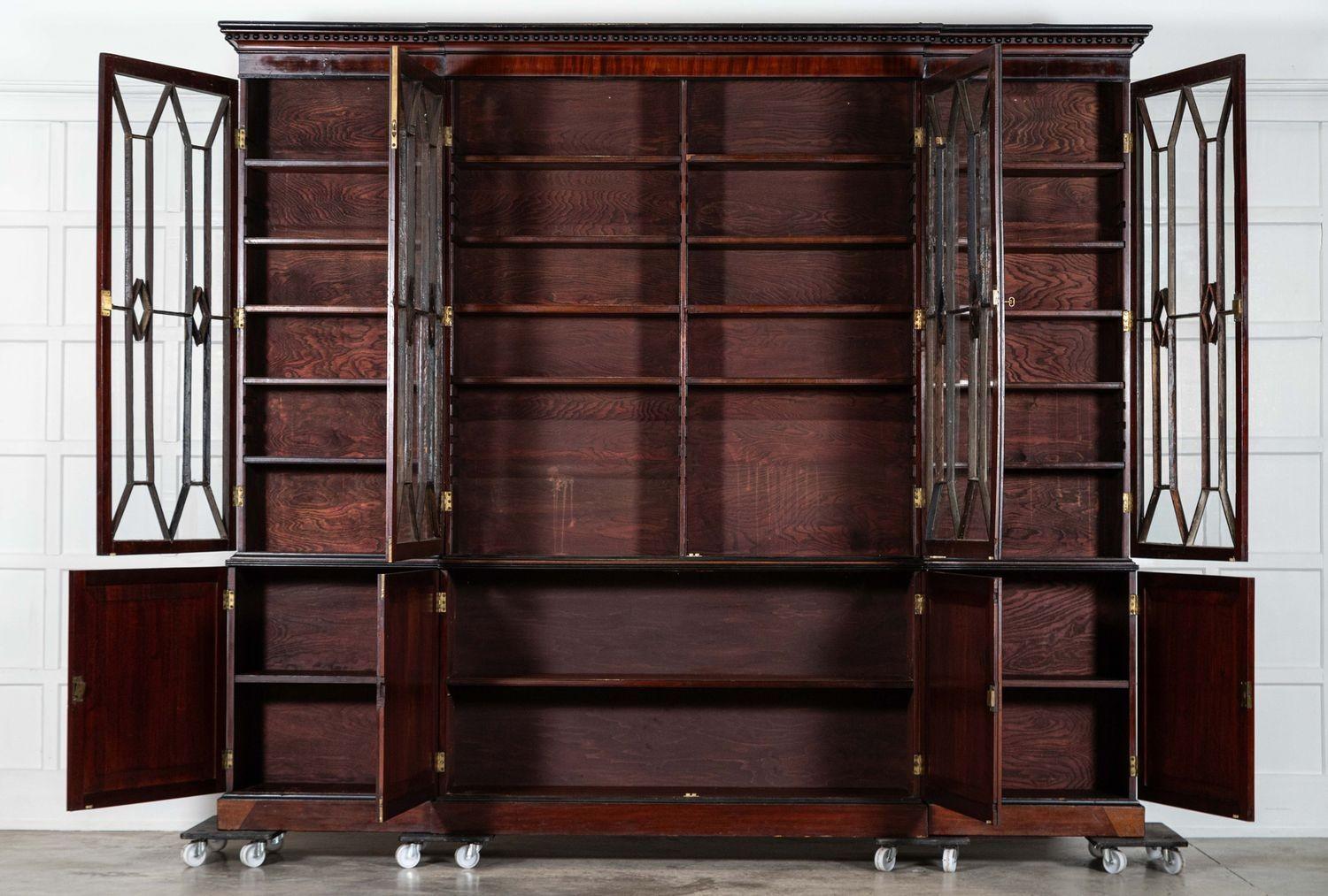 vers 1790
Monumentale bibliothèque géorgienne irlandaise en acajou ébonisé et à façade vitrée Astral
Un exemple rare et exceptionnel
sku 1955
(remplacés par la suite par des panneaux arrière)
Ensemble L298 x P38 x H259 cm
Base L291 x P38 x H86