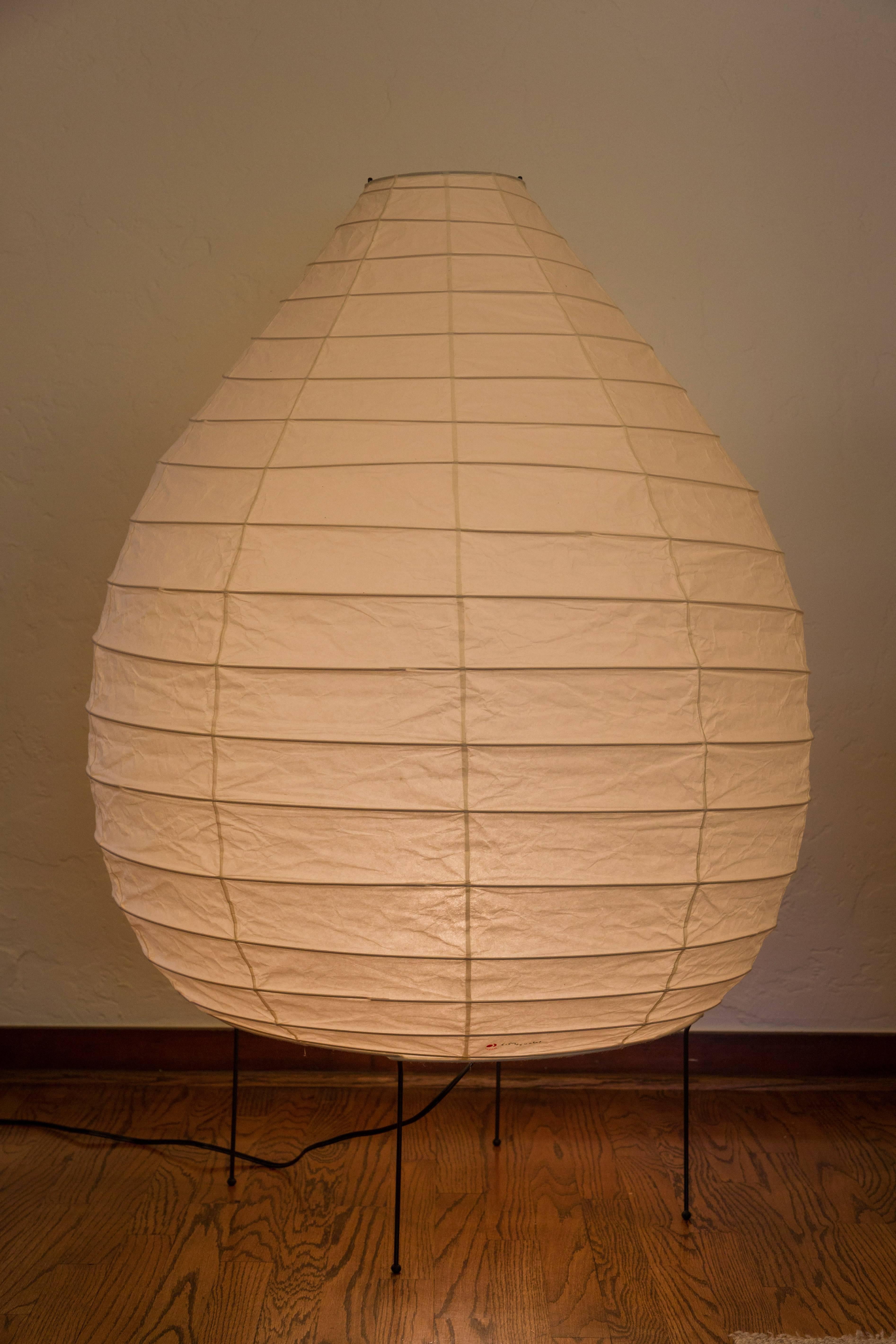 Monumentale Isamu Noguchi Akari 23N Stehlampe (Japanisch) im Angebot