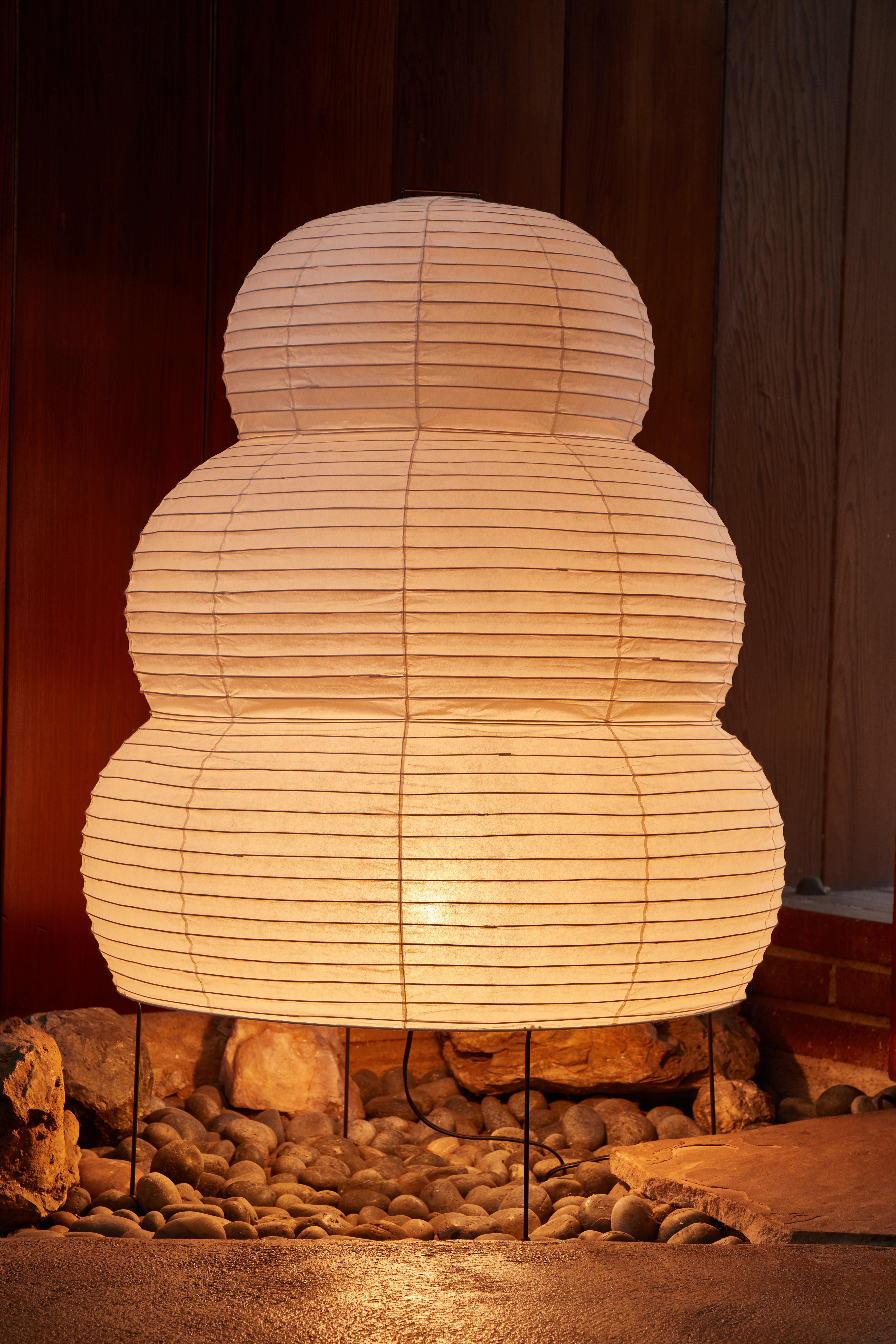 Monumentale Stehleuchte Akari 25N von Isamu Noguchi. Der Schirm ist aus handgeschöpftem Washi-Papier und Bambusrippen mit dem Stempel des Herstellers Noguchi Akari gefertigt. Die Akari-Lichtskulpturen von Isamu Noguchi gelten als Ikonen des modernen