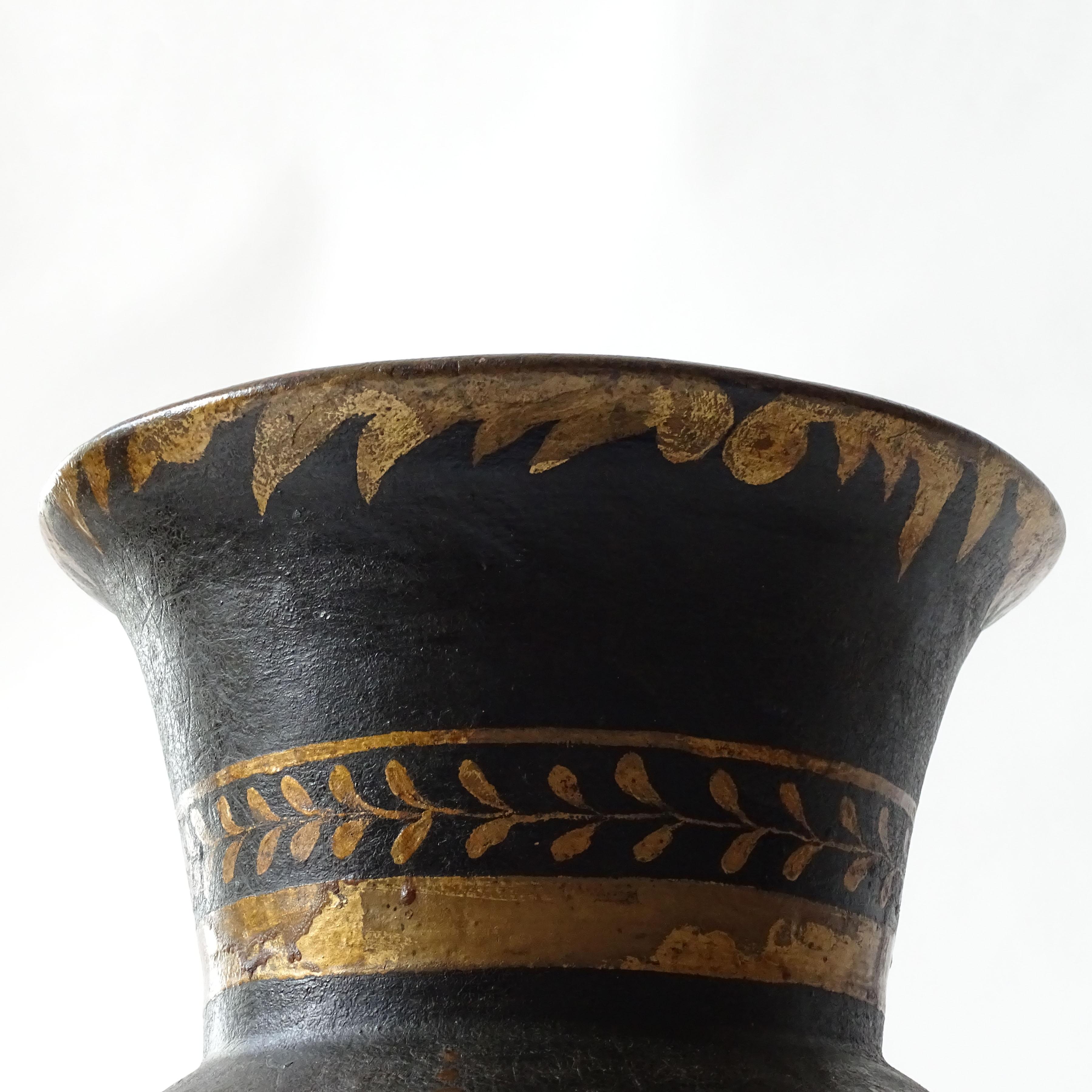 Monumentale italienische Vase aus den 1940er Jahren, Gold auf grün bemalter Terrakotta (Art déco) im Angebot