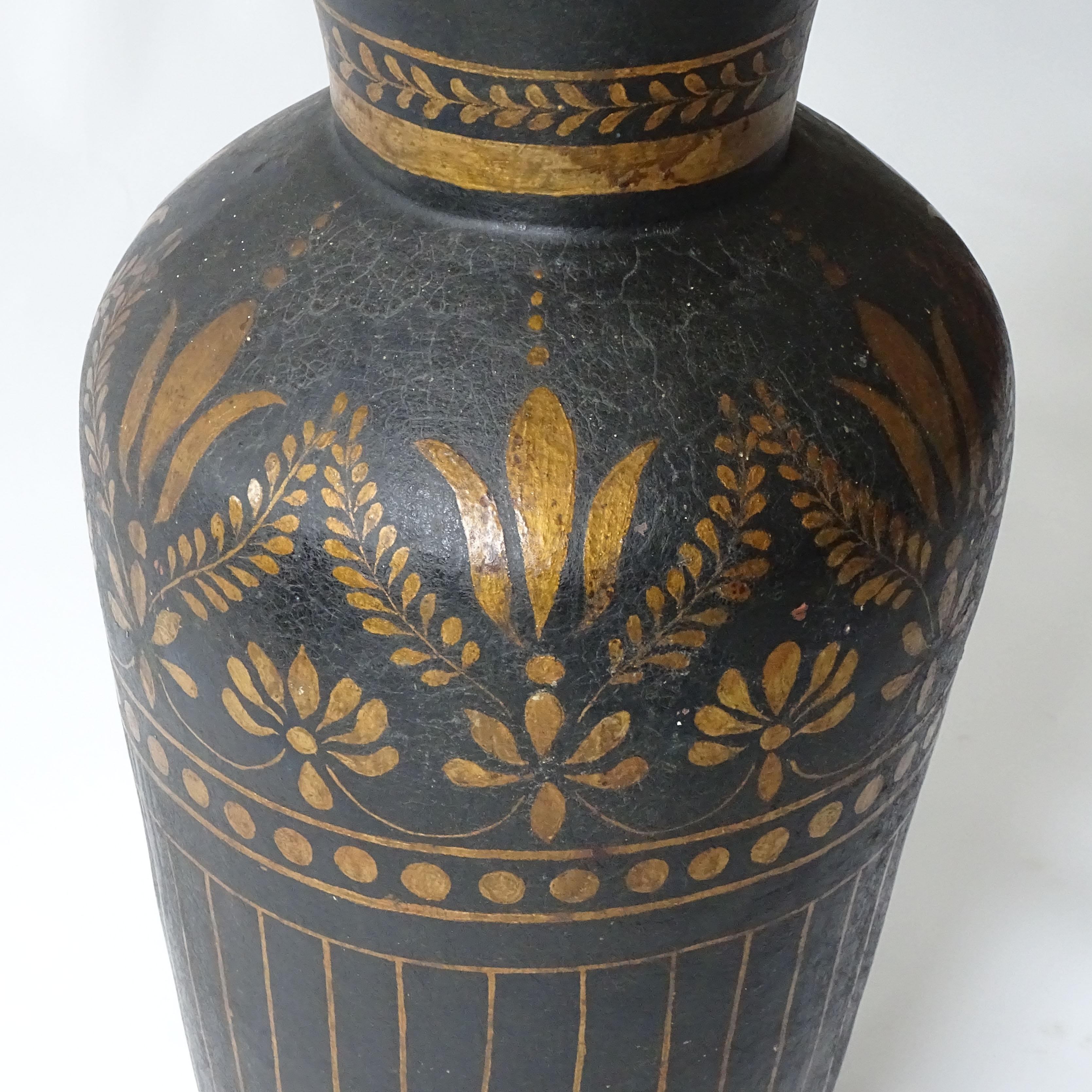 Monumentale italienische Vase aus den 1940er Jahren, Gold auf grün bemalter Terrakotta (Italienisch) im Angebot