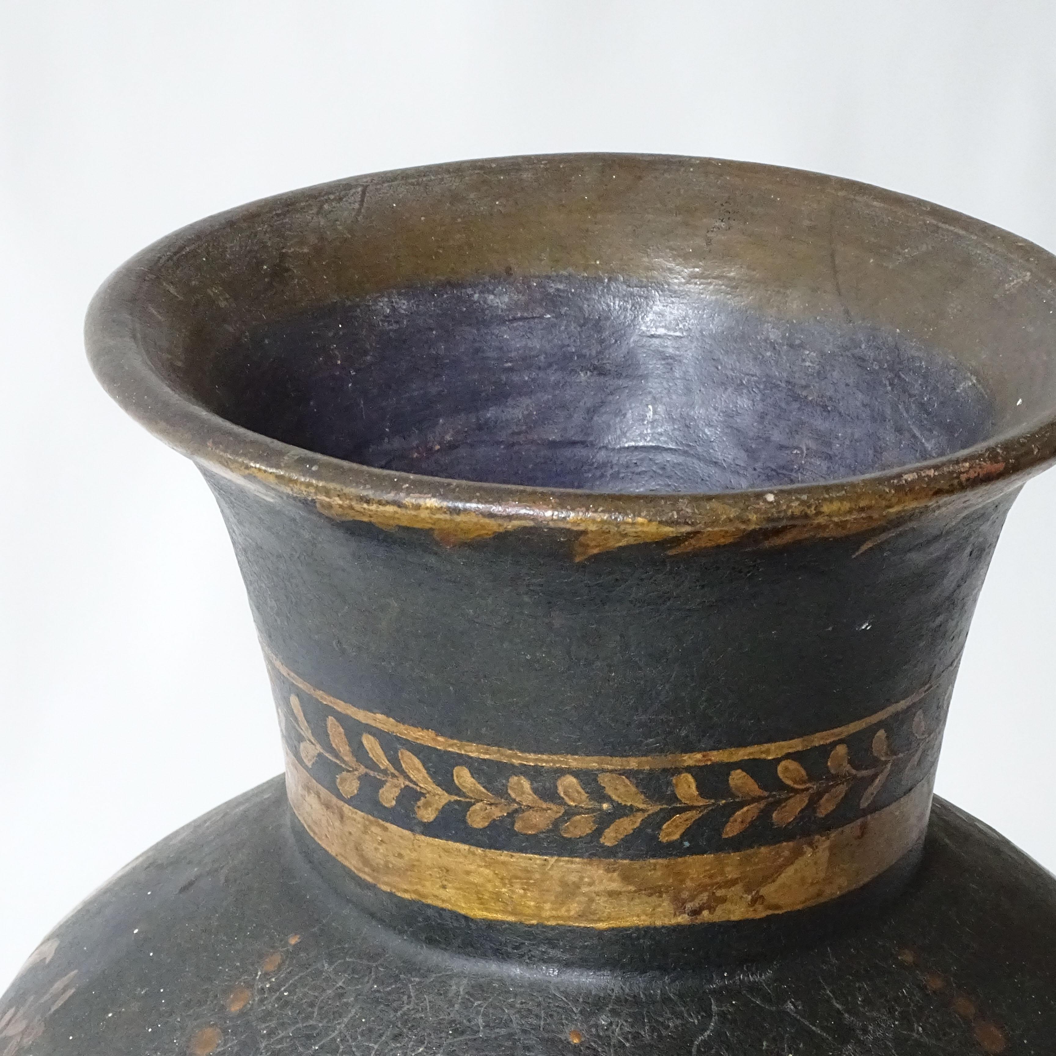 Monumentale italienische Vase aus den 1940er Jahren, Gold auf grün bemalter Terrakotta (Handbemalt) im Angebot