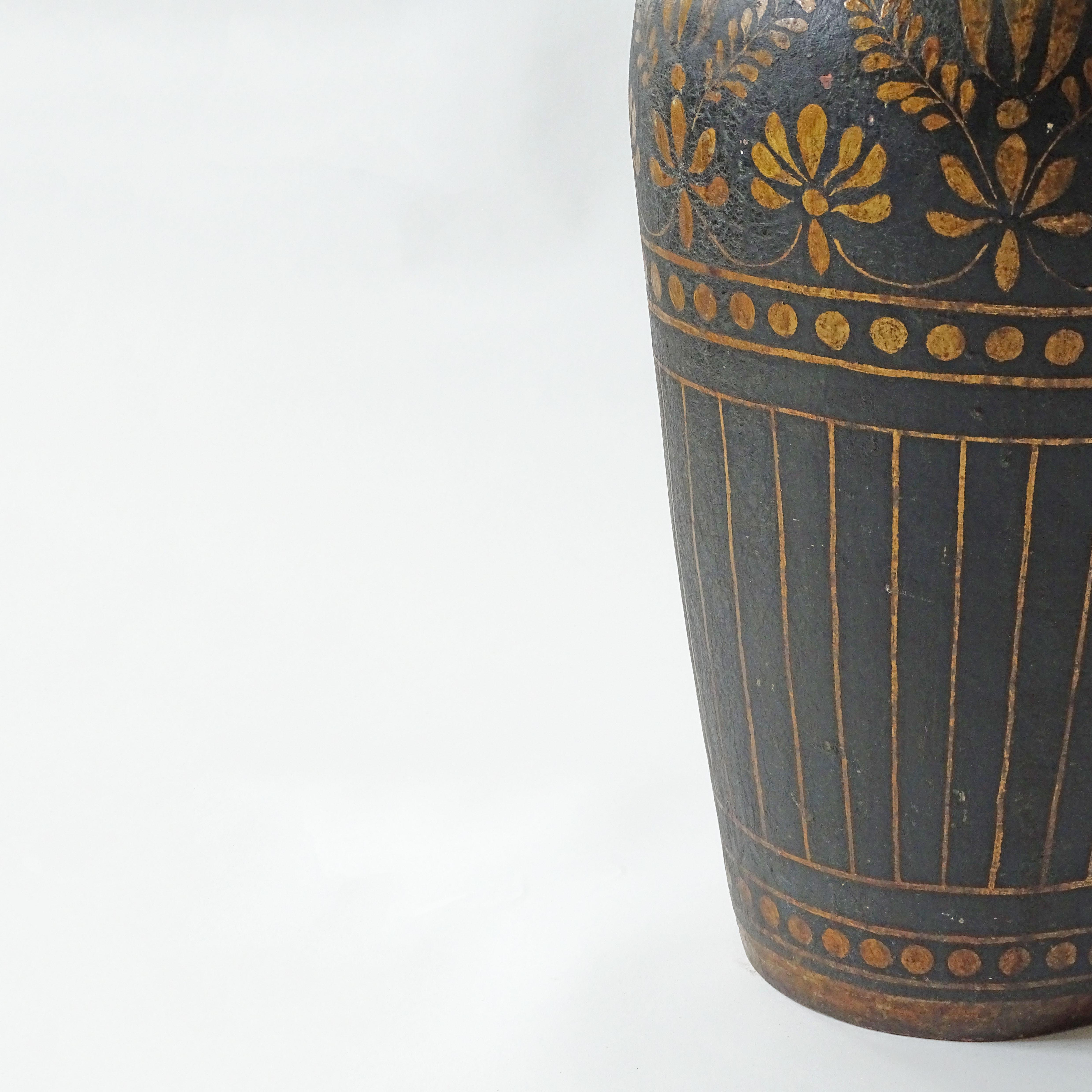 Monumentale italienische Vase aus den 1940er Jahren, Gold auf grün bemalter Terrakotta im Zustand „Gut“ im Angebot in Milan, IT
