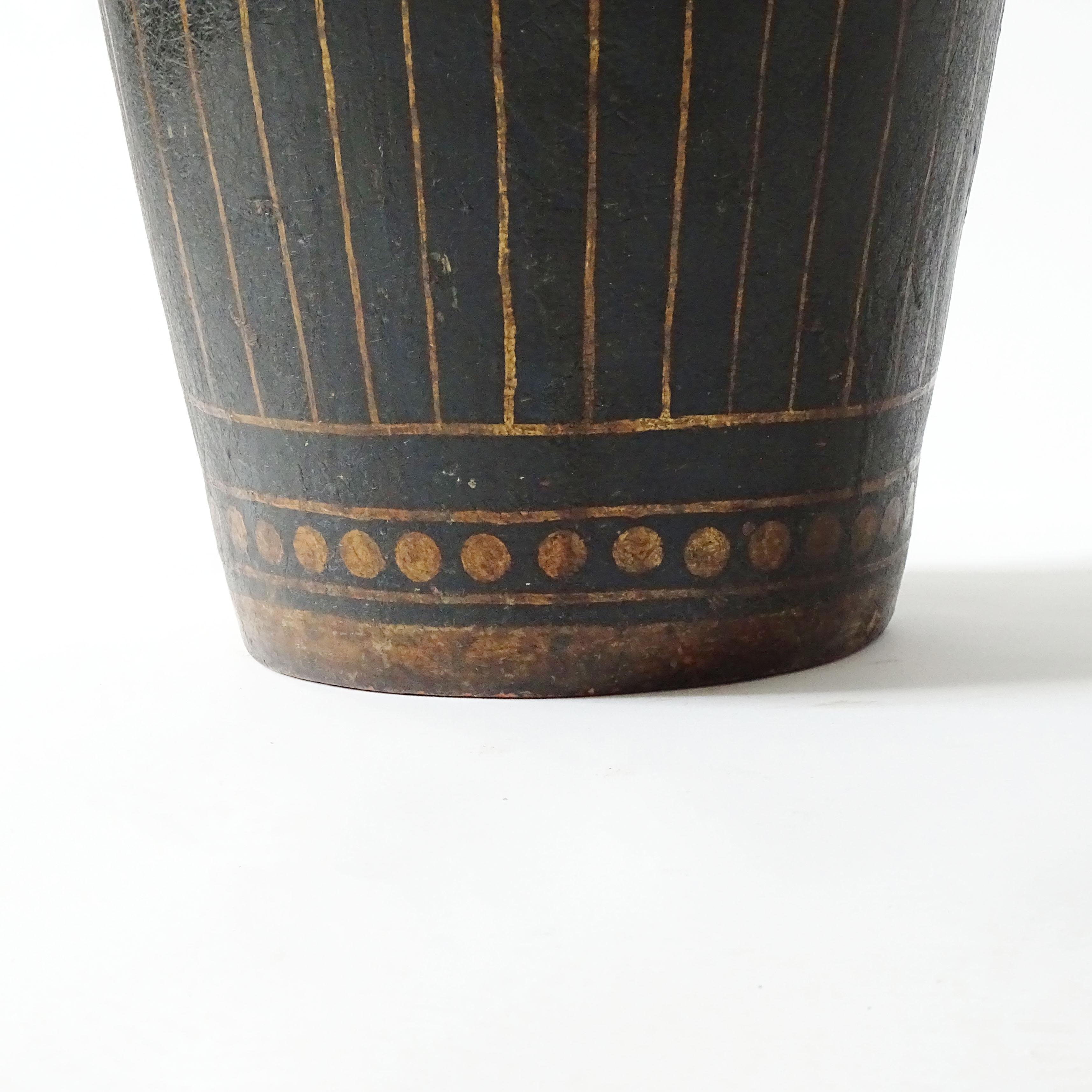 Monumentale italienische Vase aus den 1940er Jahren, Gold auf grün bemalter Terrakotta (Mitte des 20. Jahrhunderts) im Angebot