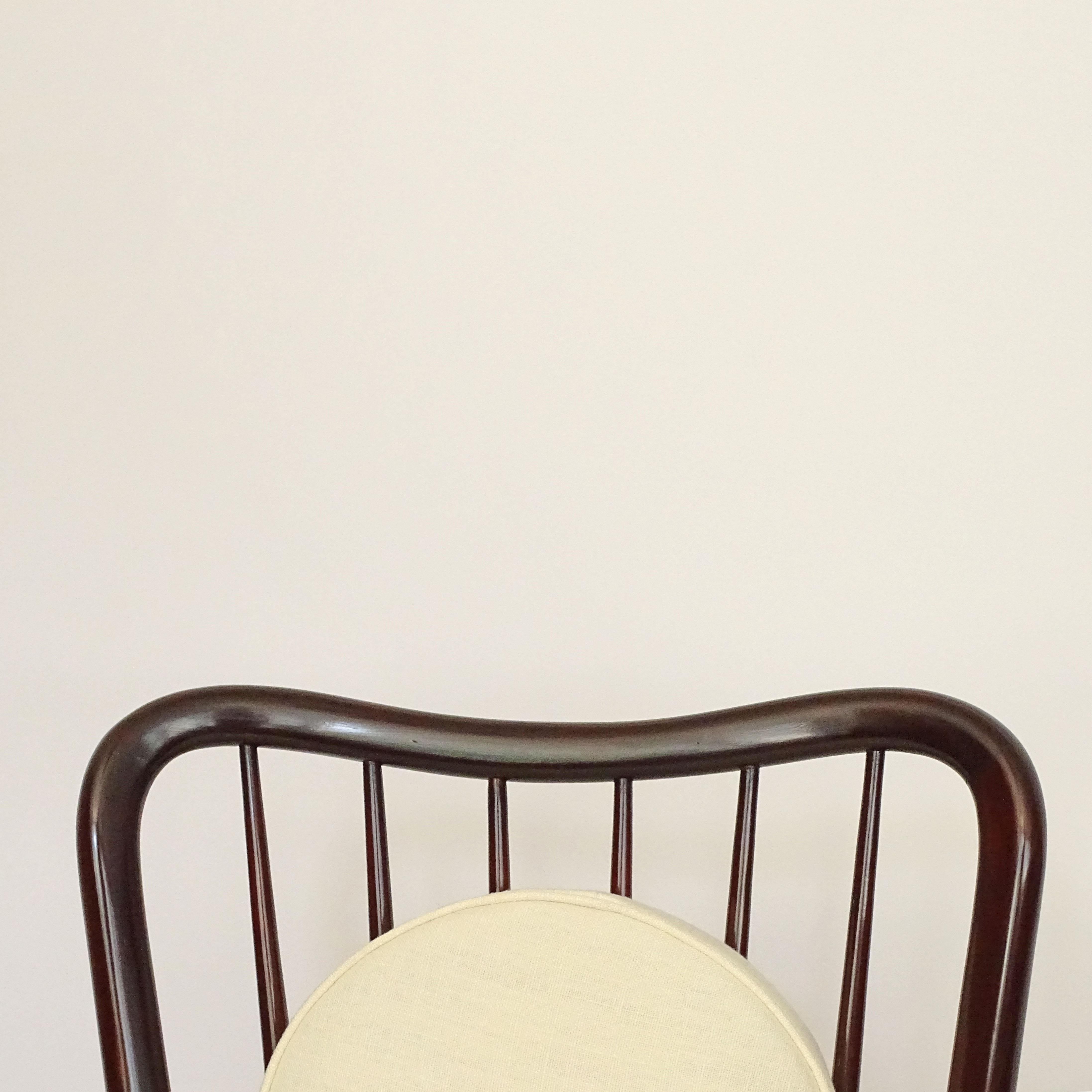 Monumental Italian 1950s Wood Lounge Chair Attributed to Guglielmo Ulrich (Moderne der Mitte des Jahrhunderts) im Angebot
