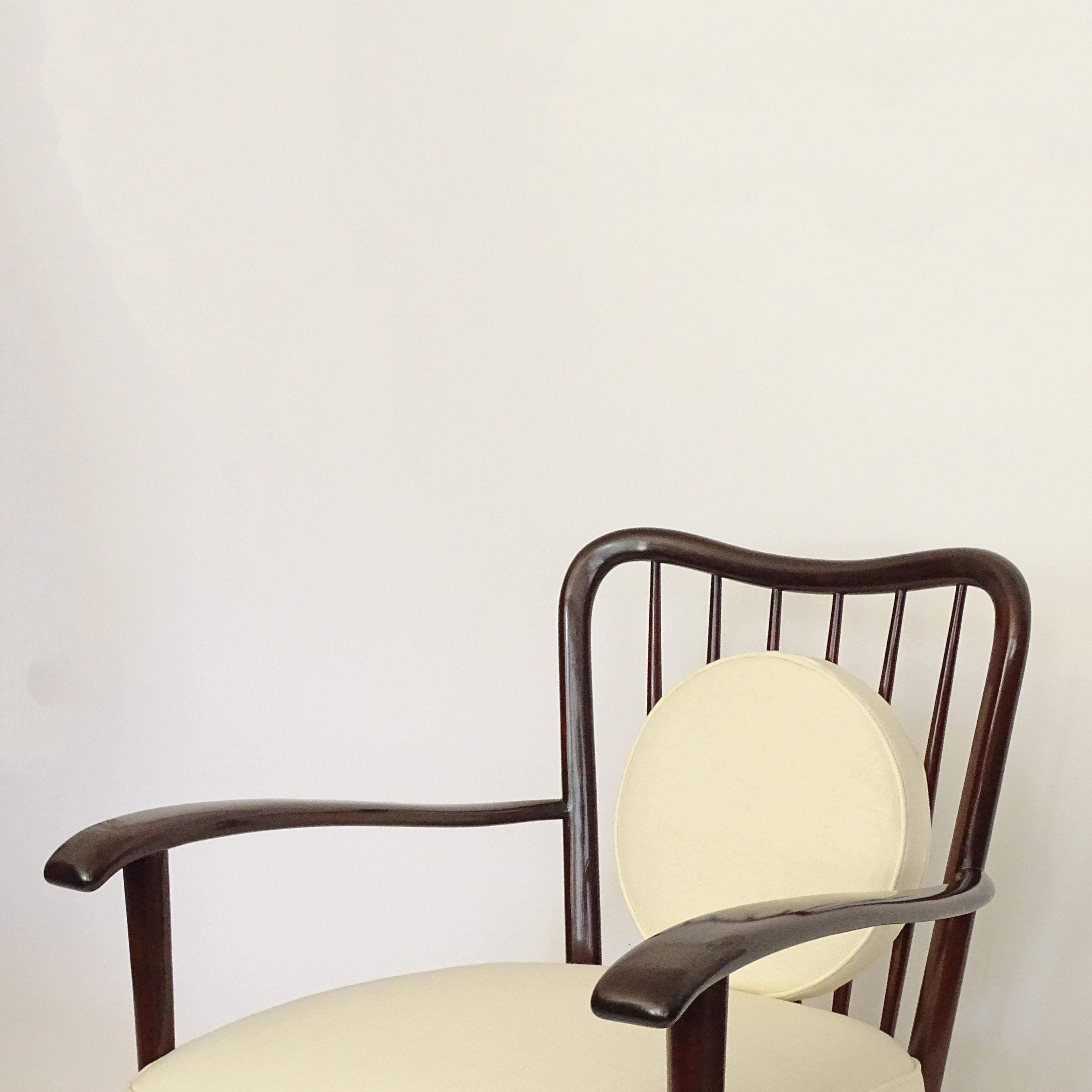 Monumental Italian 1950s Wood Lounge Chair Attributed to Guglielmo Ulrich (Lackiert) im Angebot