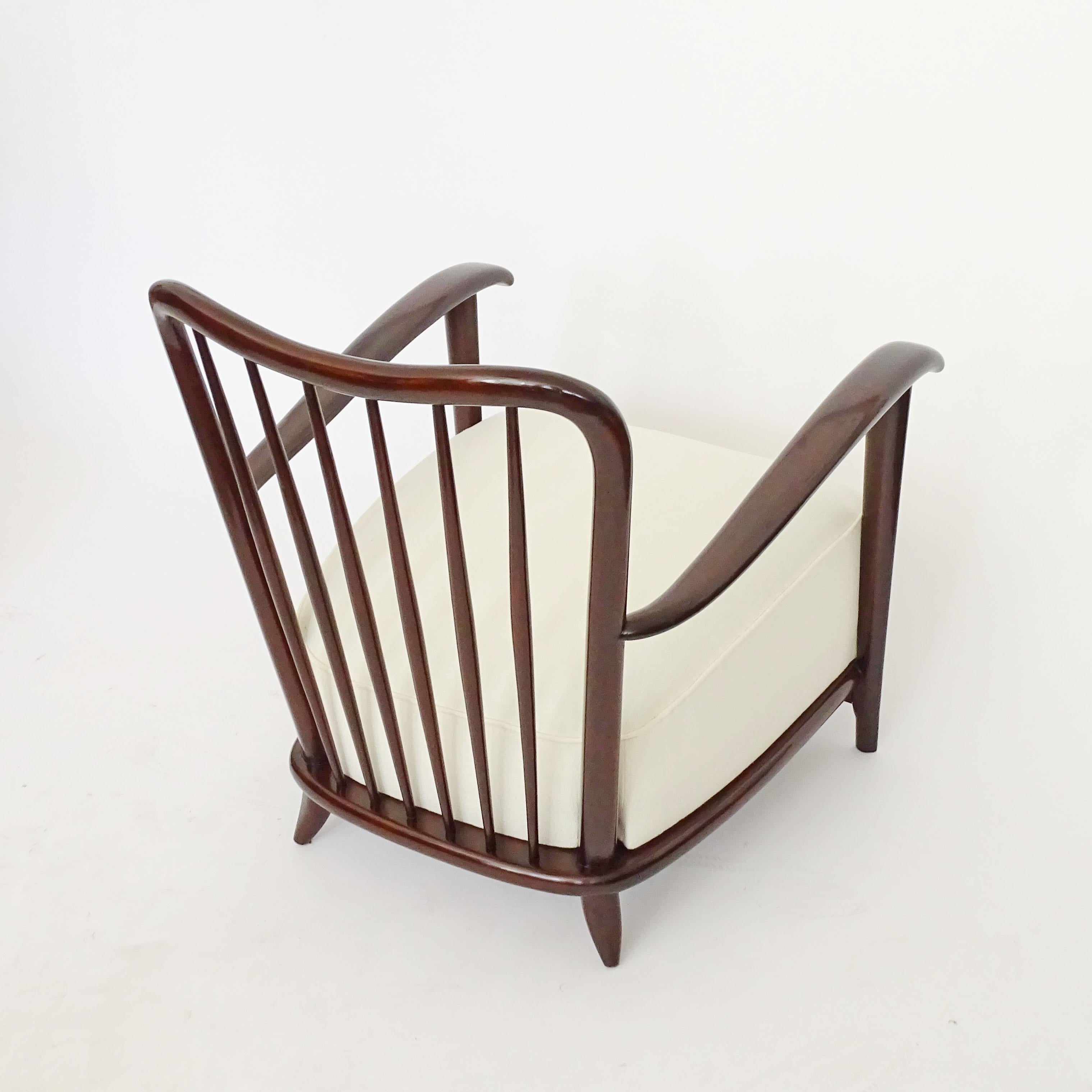 Monumental Italian 1950s Wood Lounge Chair Attributed to Guglielmo Ulrich im Zustand „Hervorragend“ im Angebot in Milan, IT
