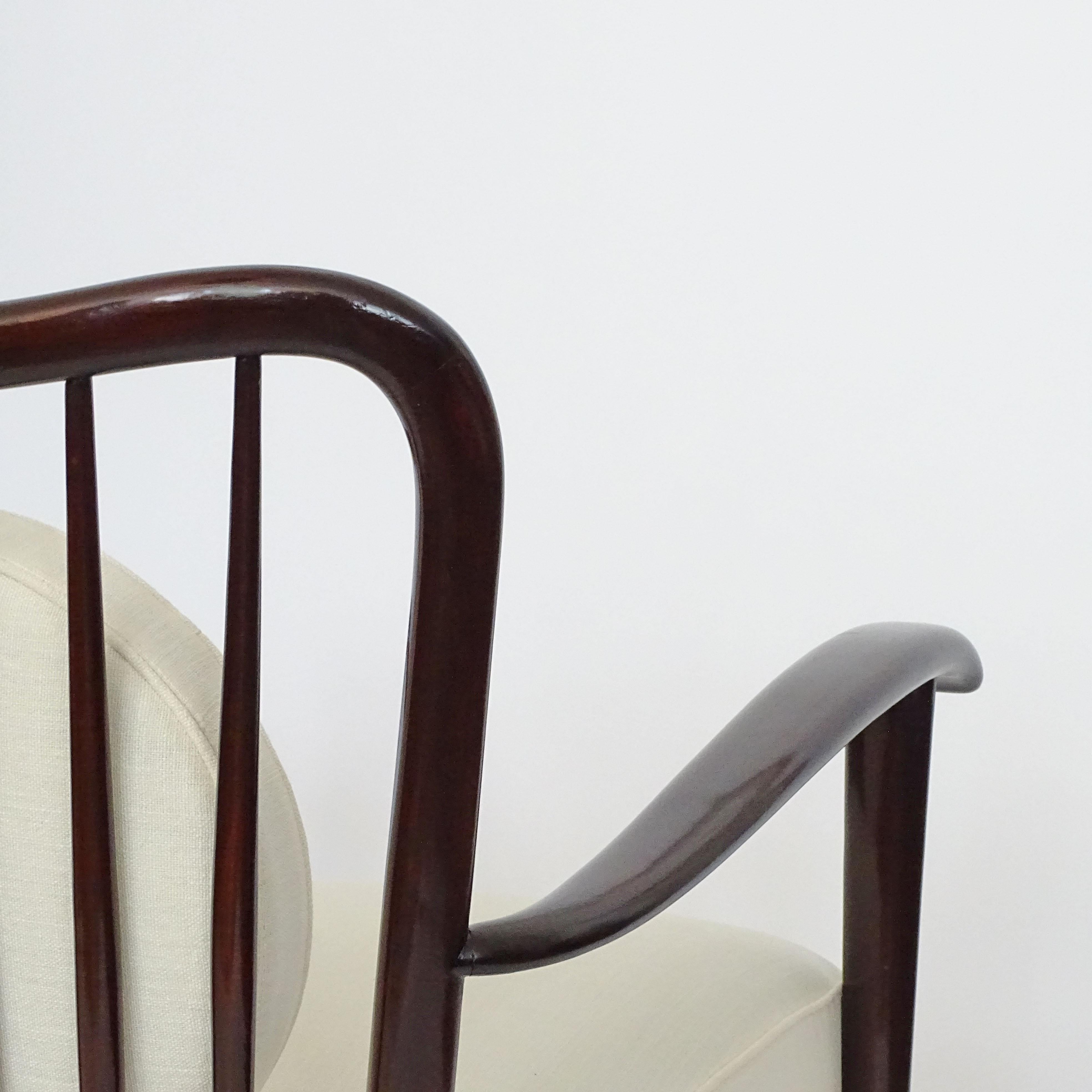 Monumental Italian 1950s Wood Lounge Chair Attributed to Guglielmo Ulrich (Mitte des 20. Jahrhunderts) im Angebot