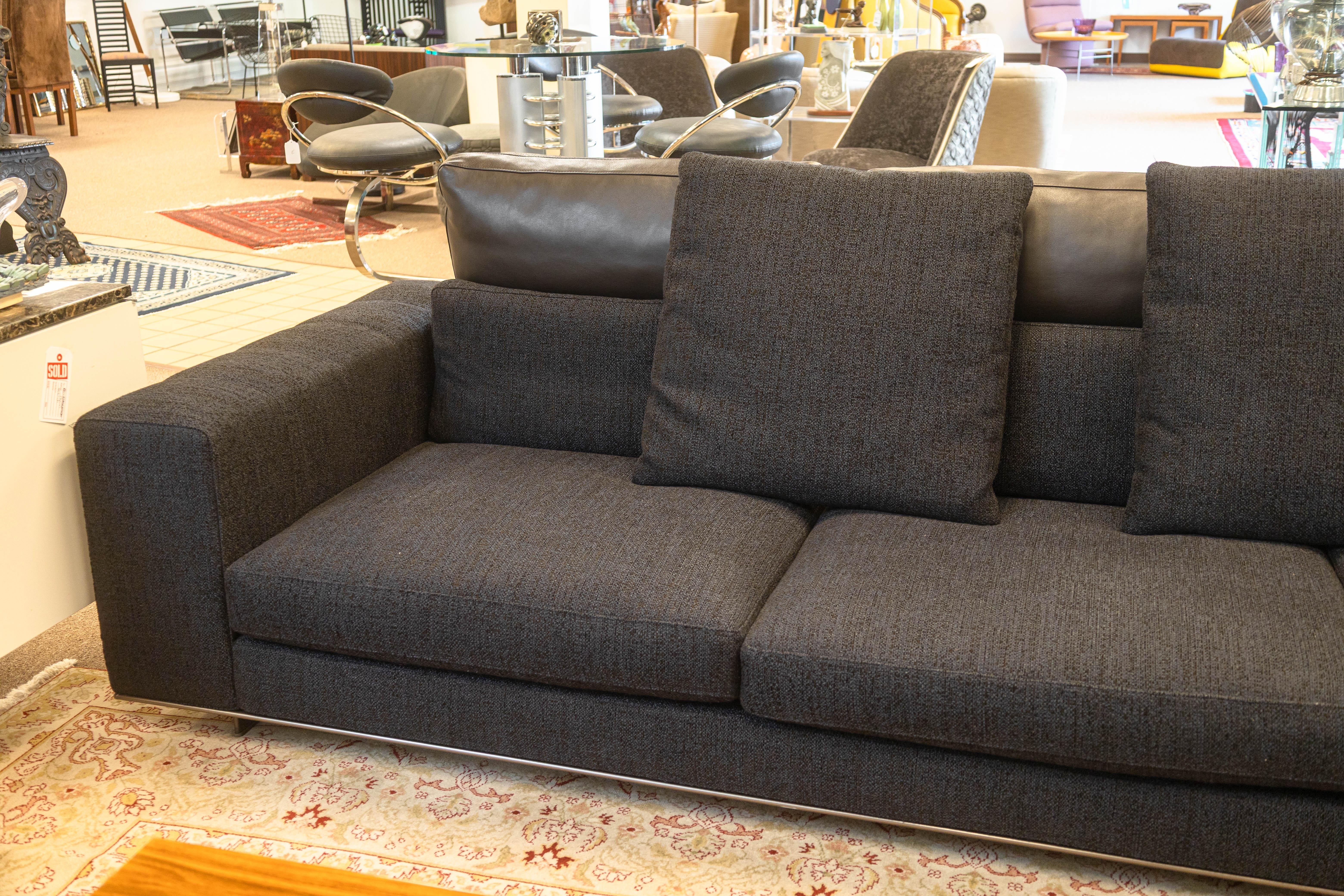 Un monumental sofá seccional Minotti de 3 piezas con otomanas a juego. Se trata de un seccional absolutamente impresionante con un increíble diseño italiano de Rodolfo Dordoni para Minotti. Este sofá tiene un diseño de 3 piezas con dos otomanas a