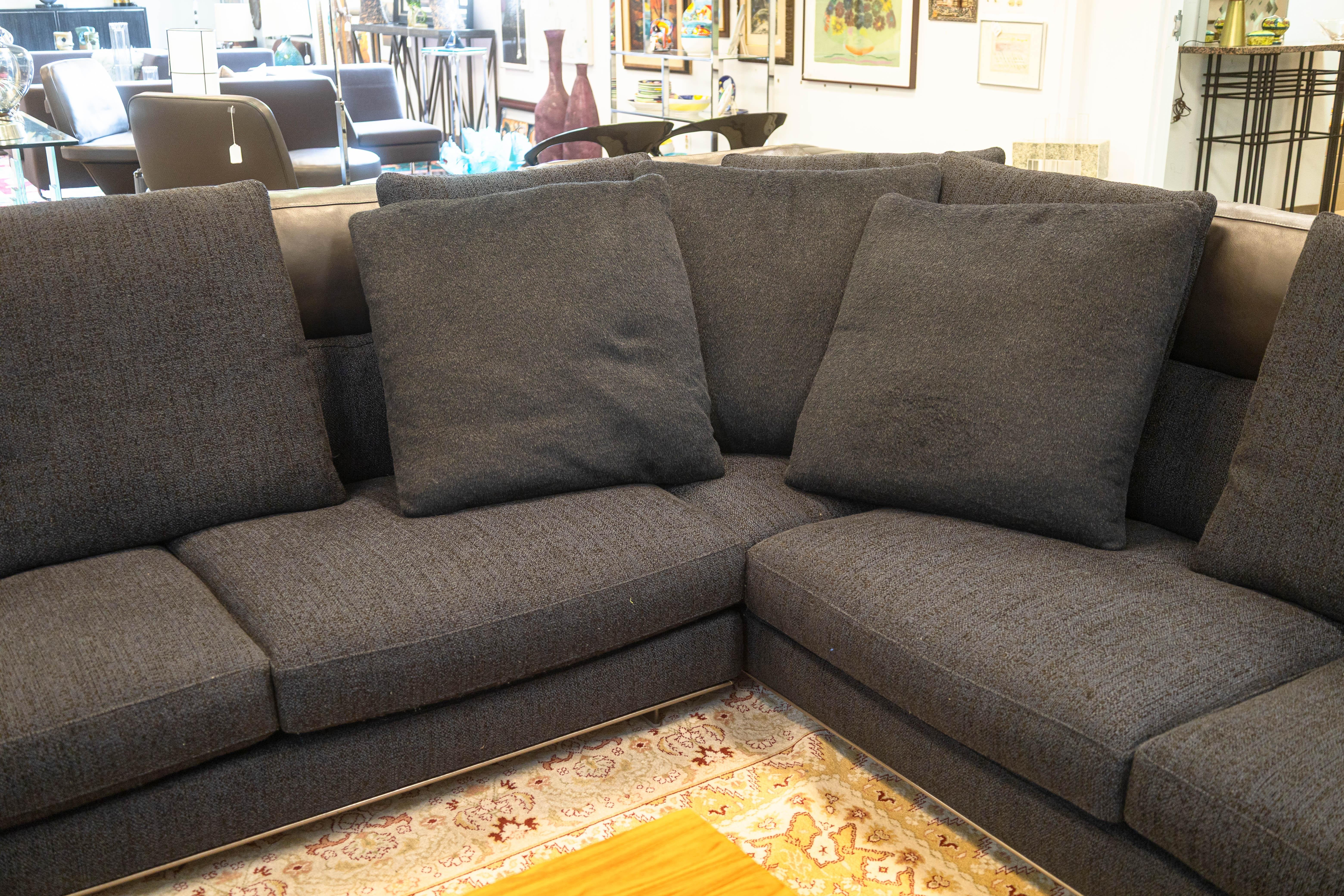 Monumental Italian 3pc Minotti Freeman L Shaped Sofa Sectional with 2 Ottomans Moderno en venta