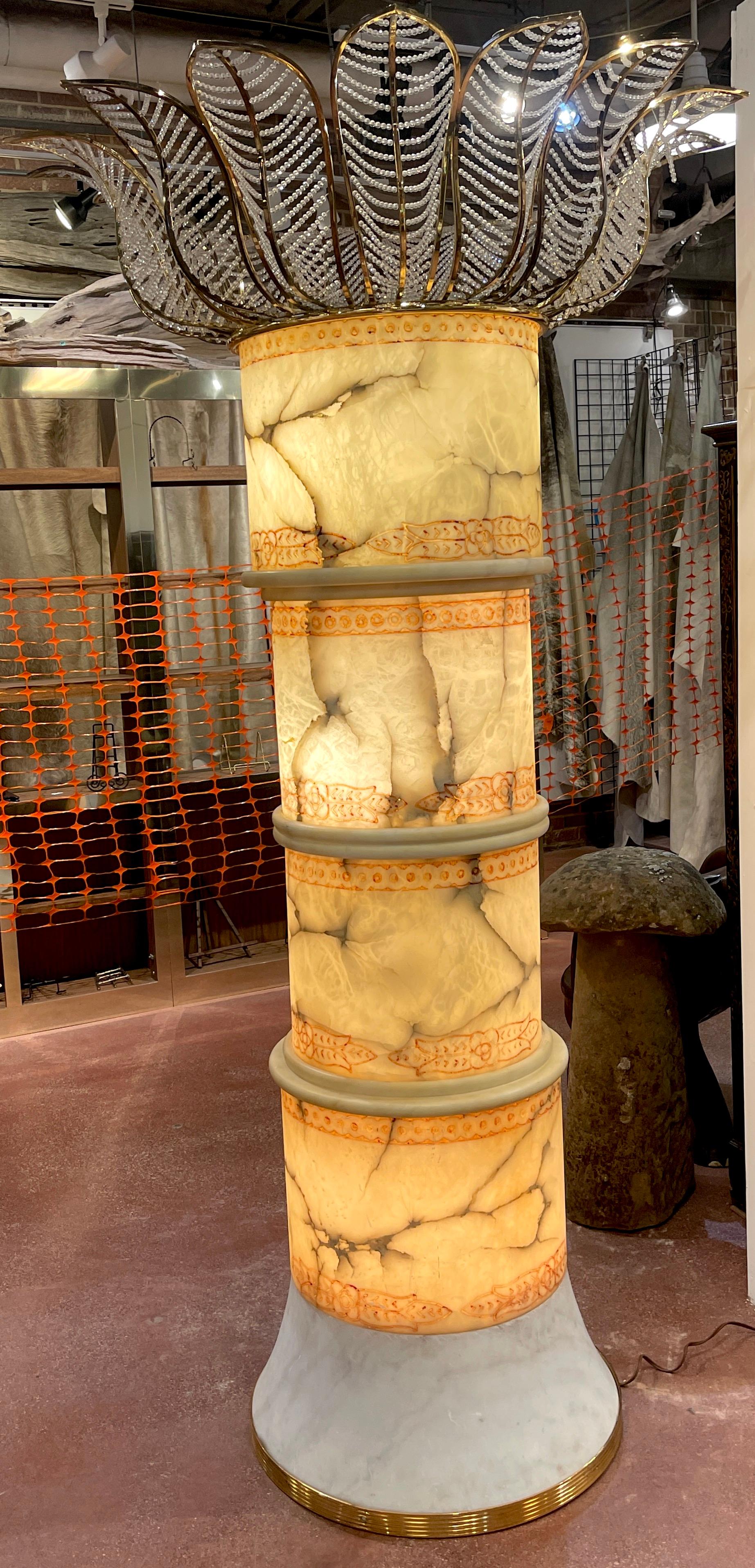 Intagliato a mano Monumentale lampada da terra italiana in alabastro, marmo, ottone e cristallo con albero di palma in vendita