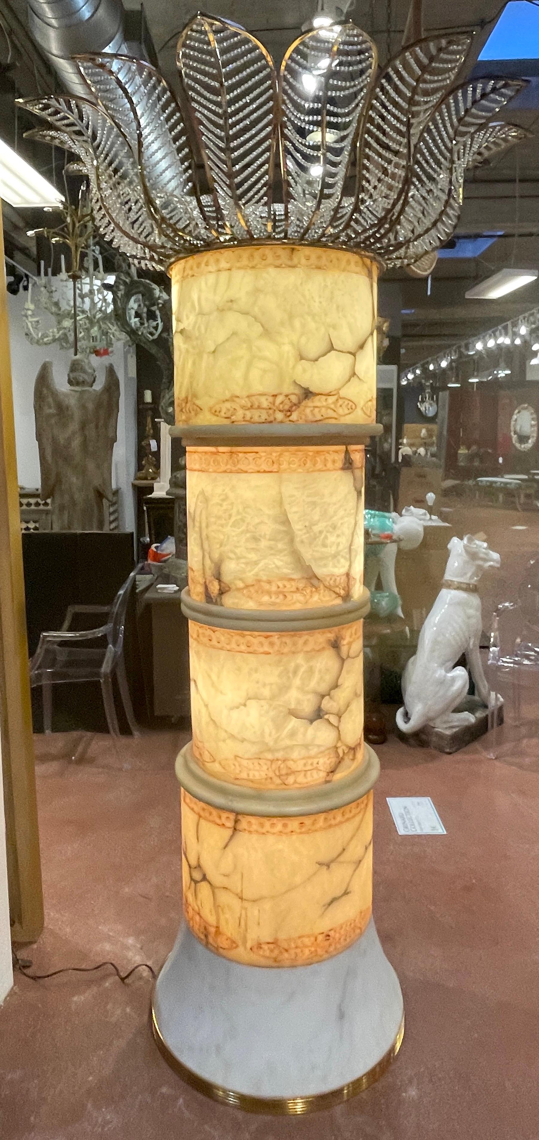 Ottone Monumentale lampada da terra italiana in alabastro, marmo, ottone e cristallo con albero di palma in vendita