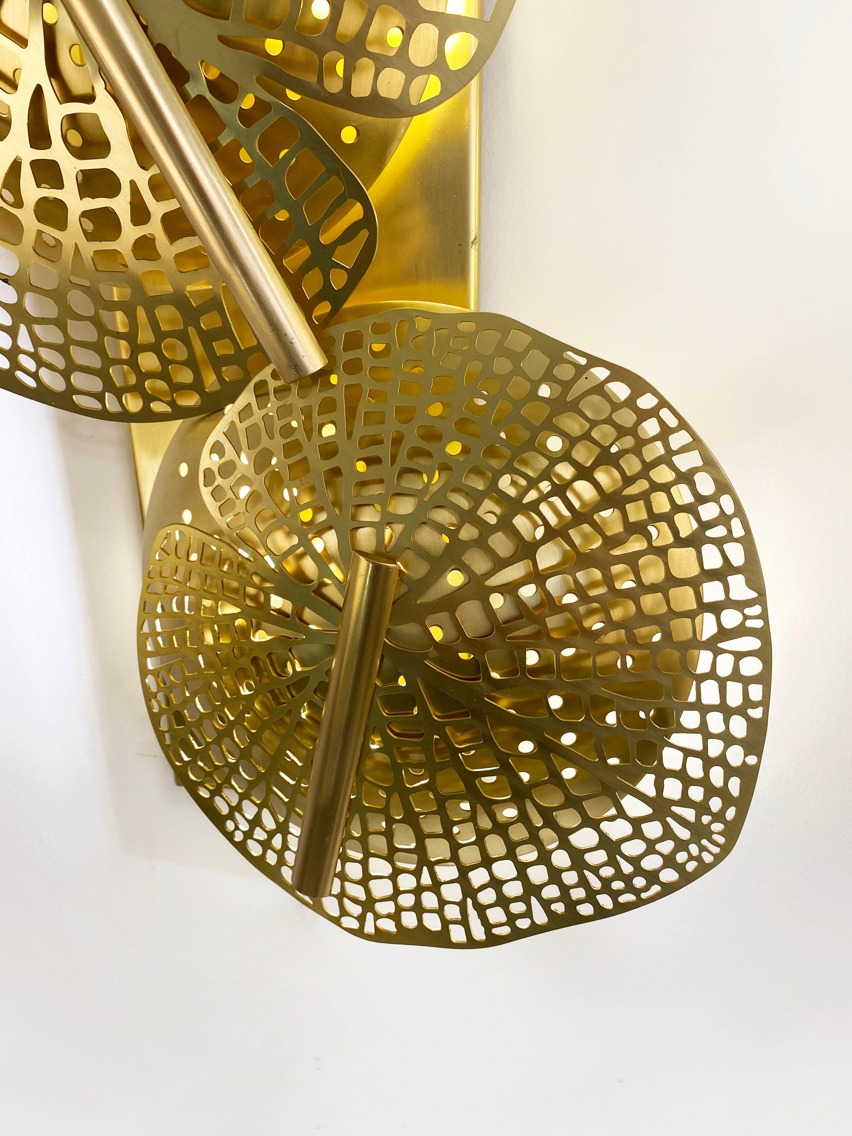 italien Monumental Italian Organic Art Design Modernity Perforated Brass Leaf Sconce (applique à feuilles en laiton perforé) en vente