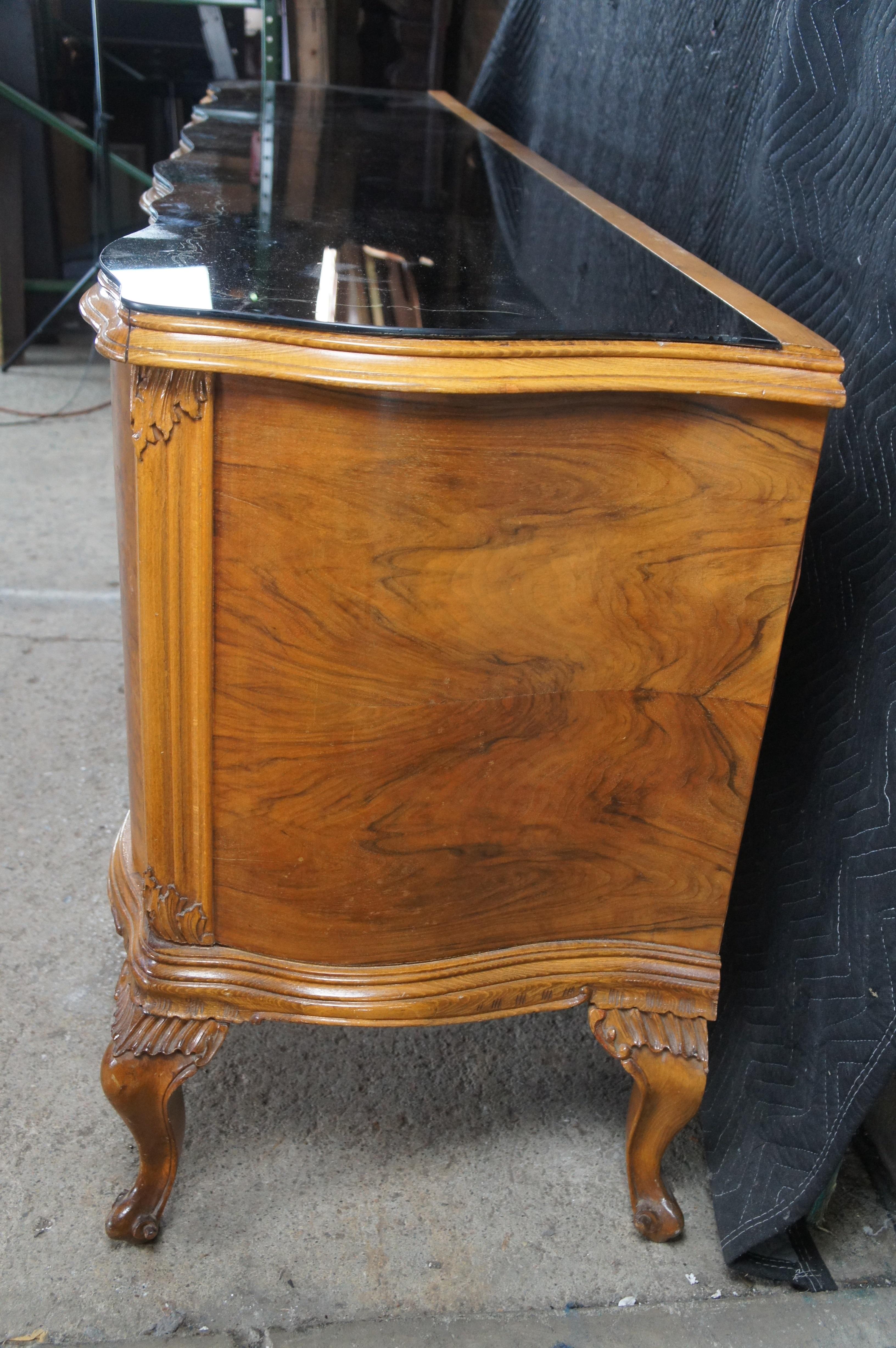 Monumentale credenza barocca italiana in radica di noce veneziana con ripiano in vetro in vendita 5