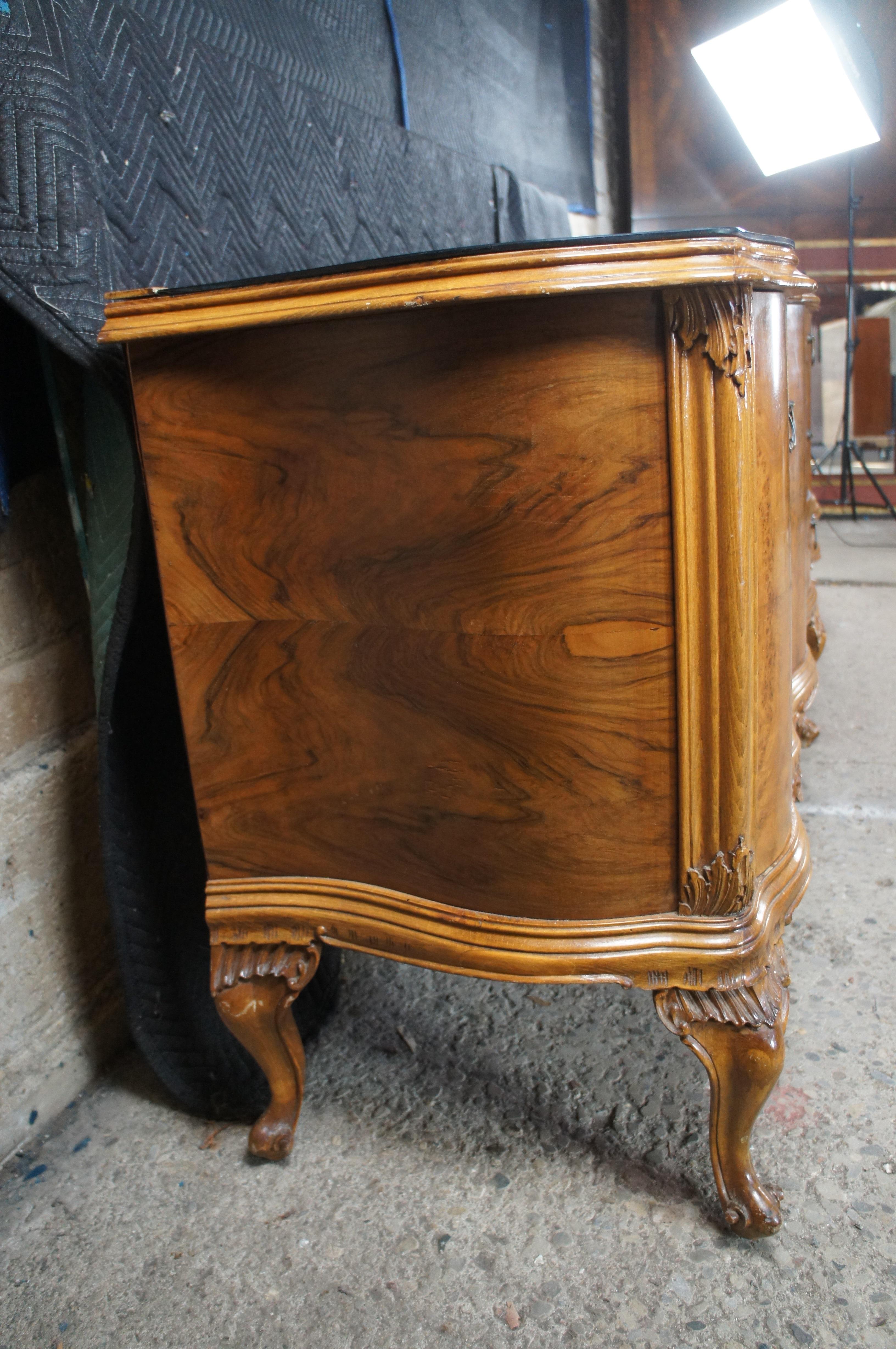 Monumentale credenza barocca italiana in radica di noce veneziana con ripiano in vetro in vendita 6