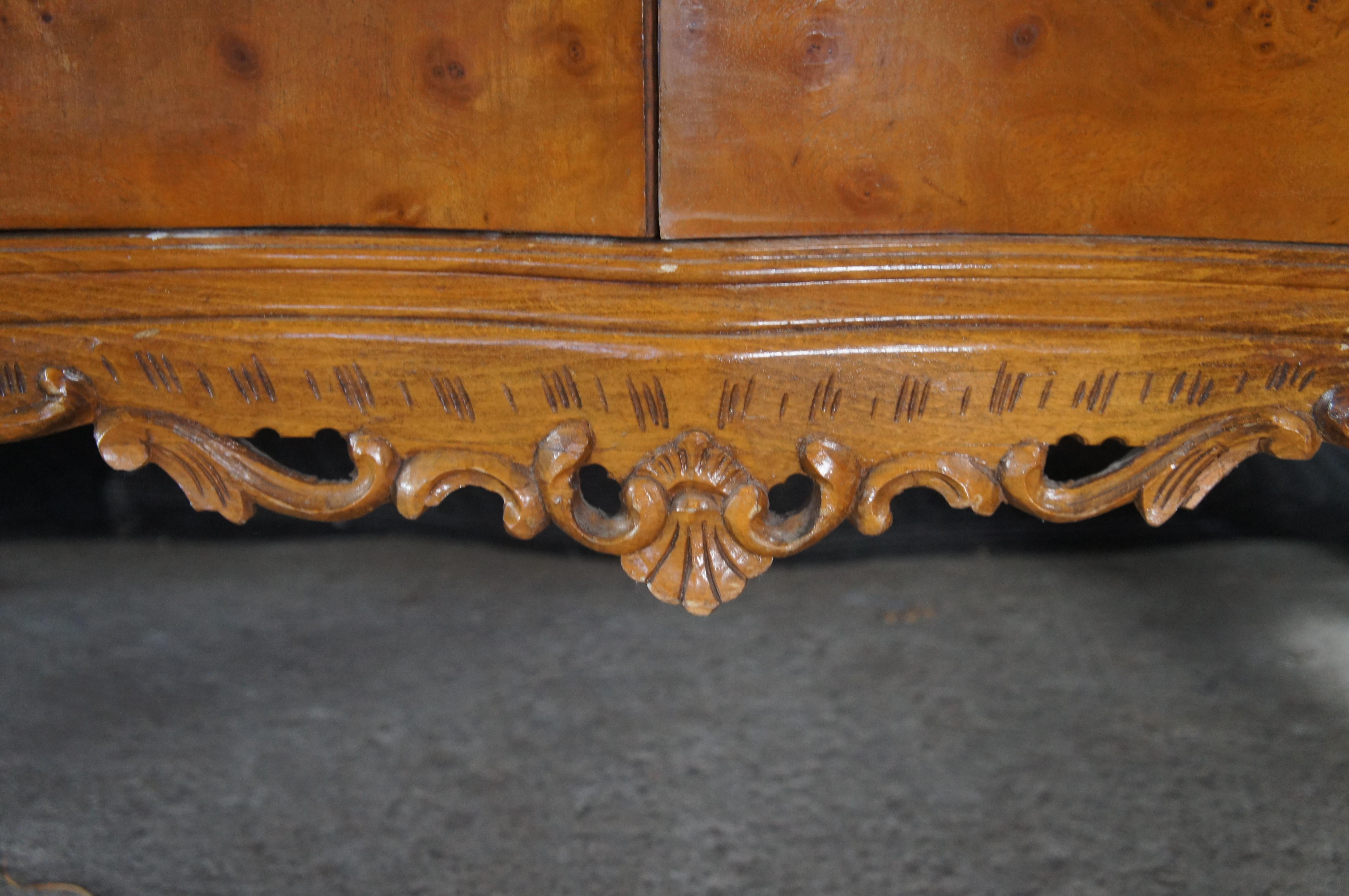 Monumentale credenza barocca italiana in radica di noce veneziana con ripiano in vetro in vendita 7