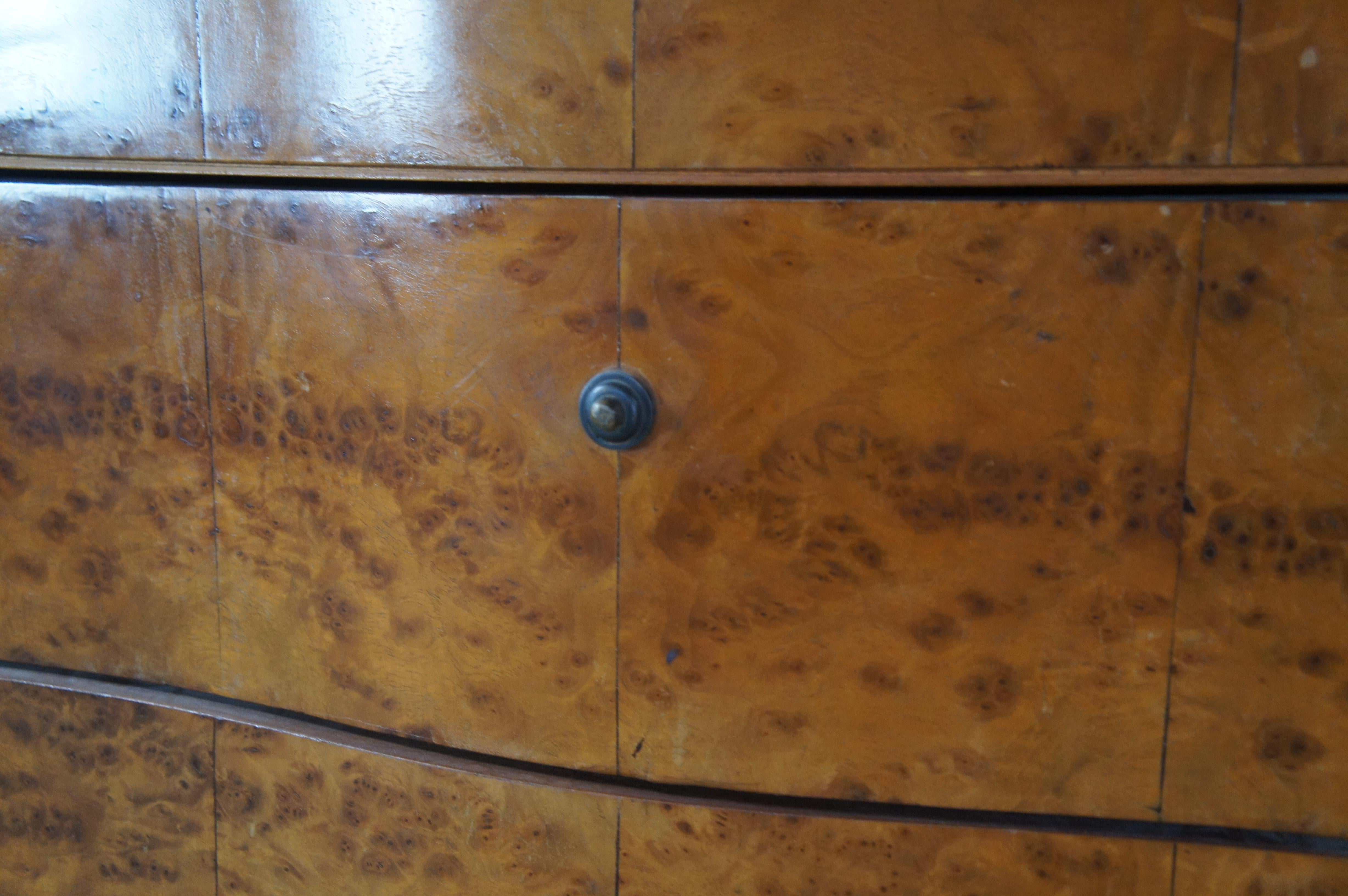 Monumentale credenza barocca italiana in radica di noce veneziana con ripiano in vetro in vendita 8