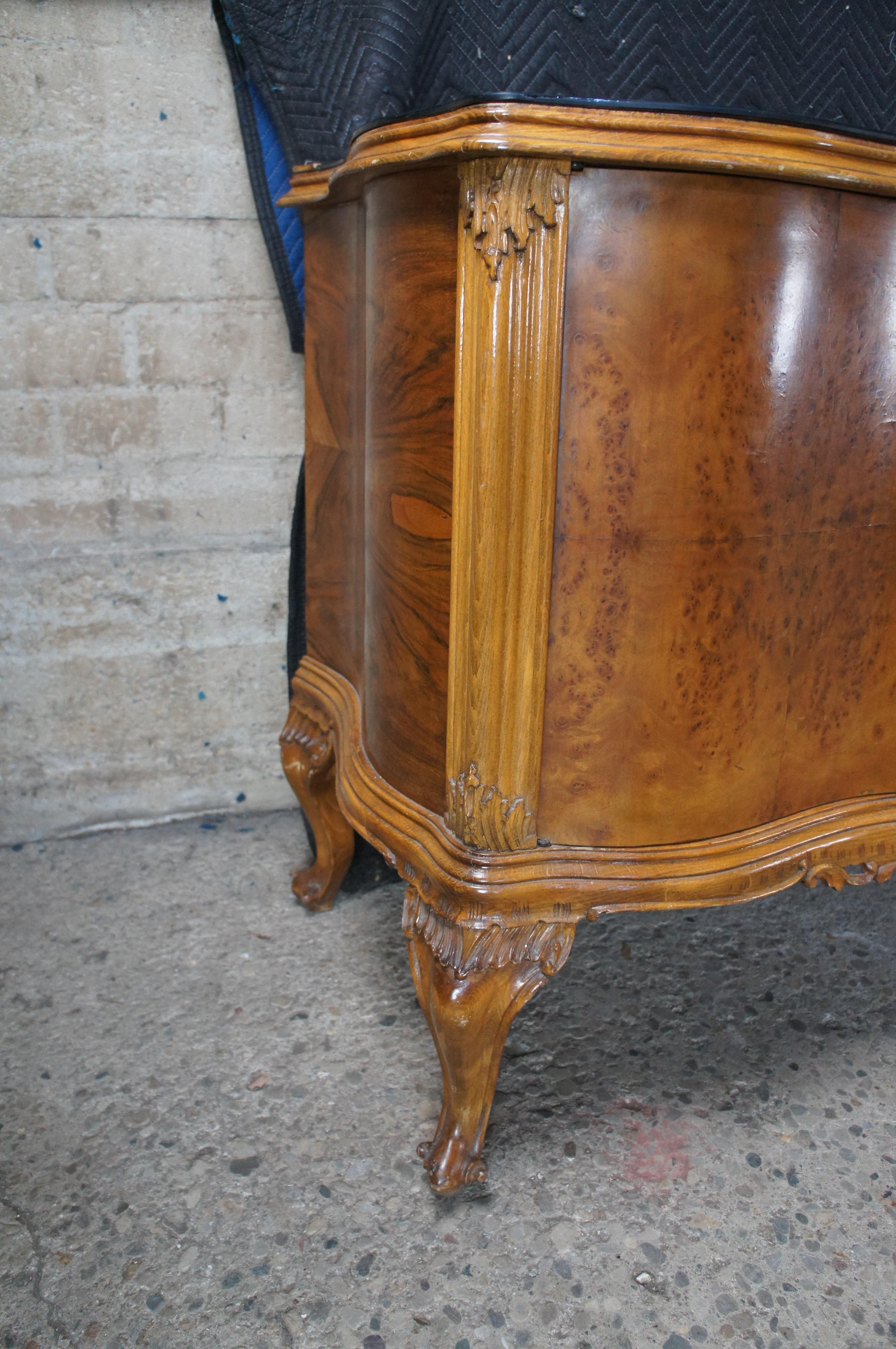 Monumentale credenza barocca italiana in radica di noce veneziana con ripiano in vetro in vendita 9