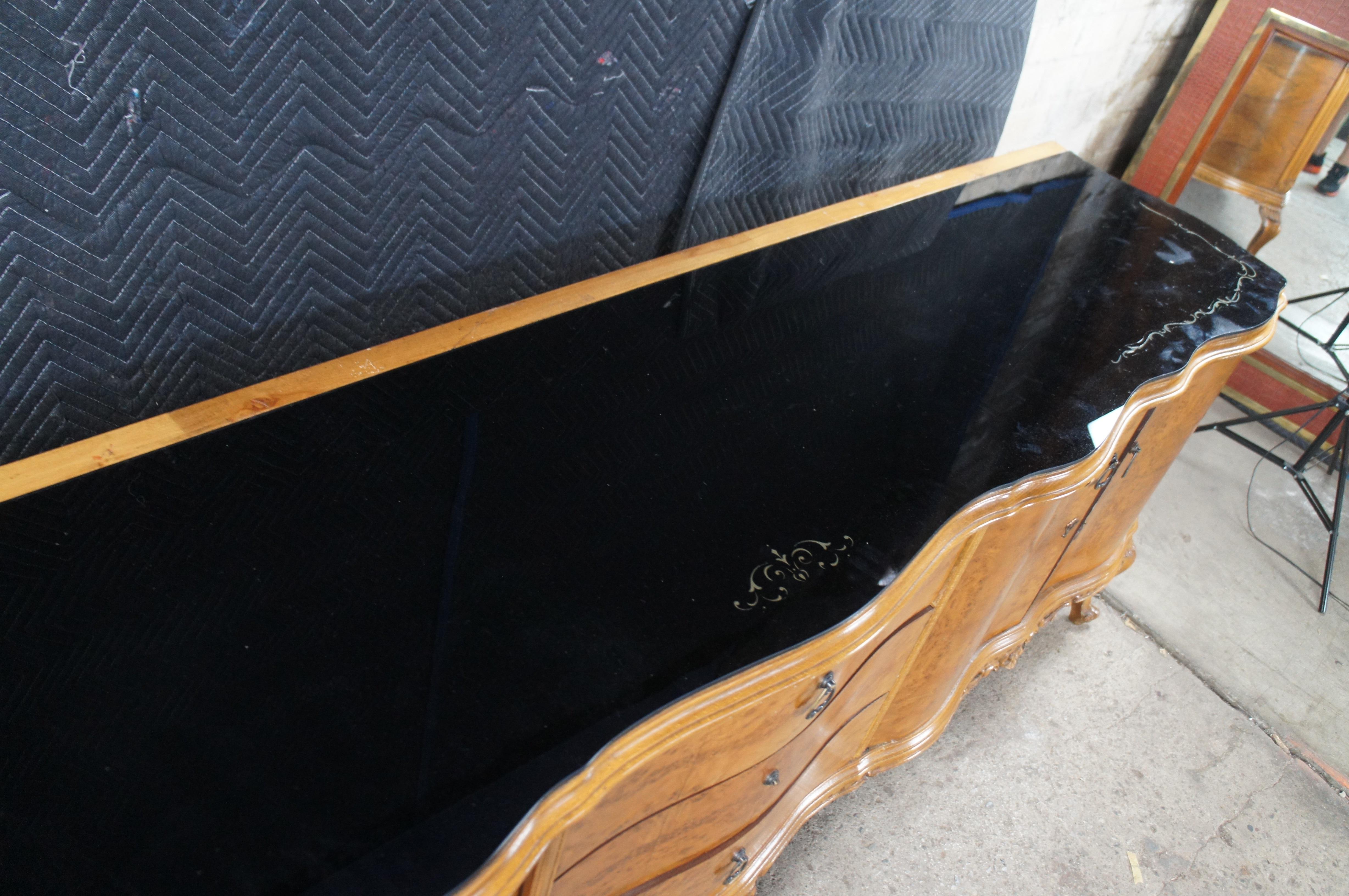 Monumentale credenza barocca italiana in radica di noce veneziana con ripiano in vetro in vendita 10