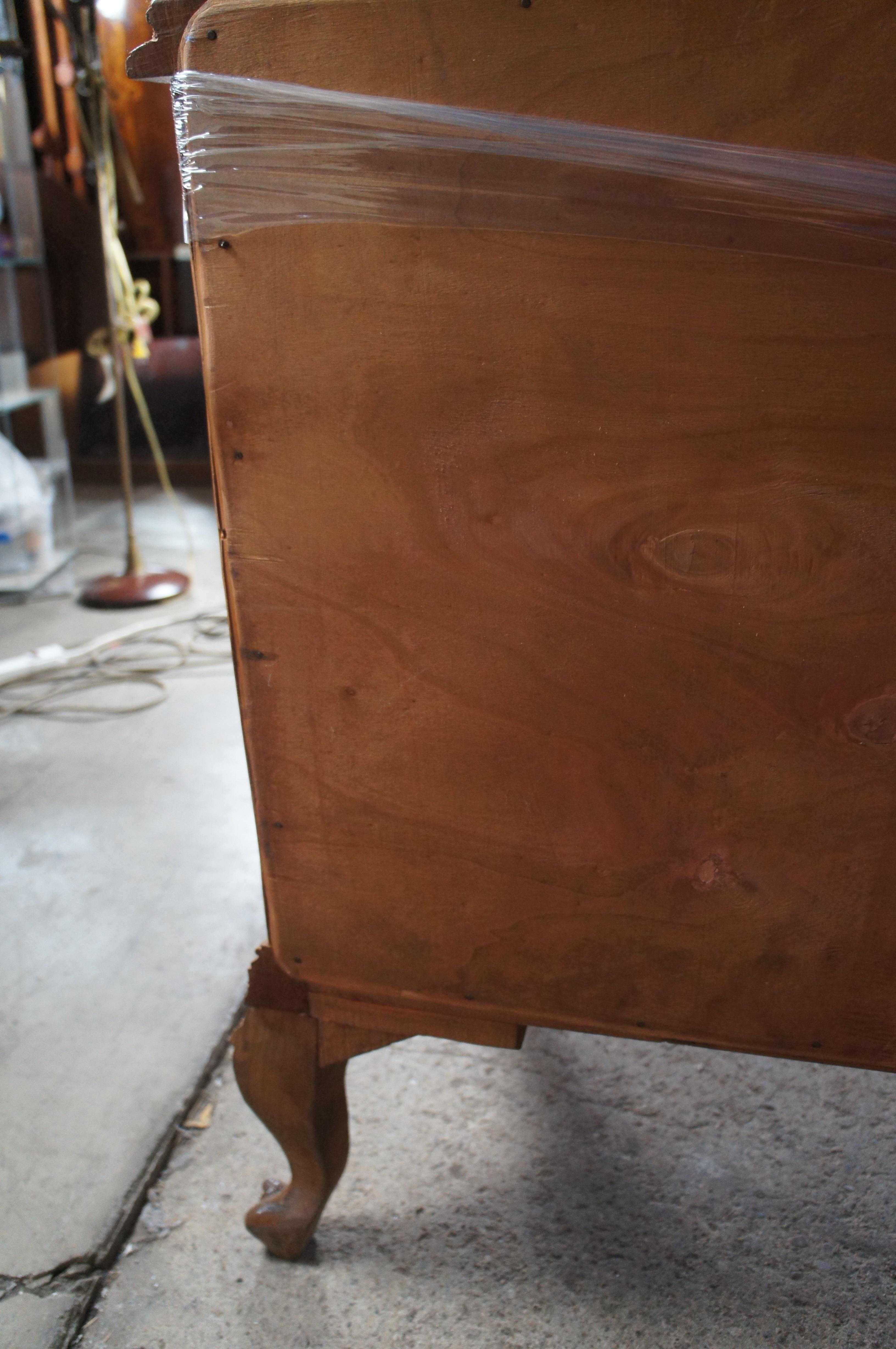 Monumentale credenza barocca italiana in radica di noce veneziana con ripiano in vetro in vendita 11