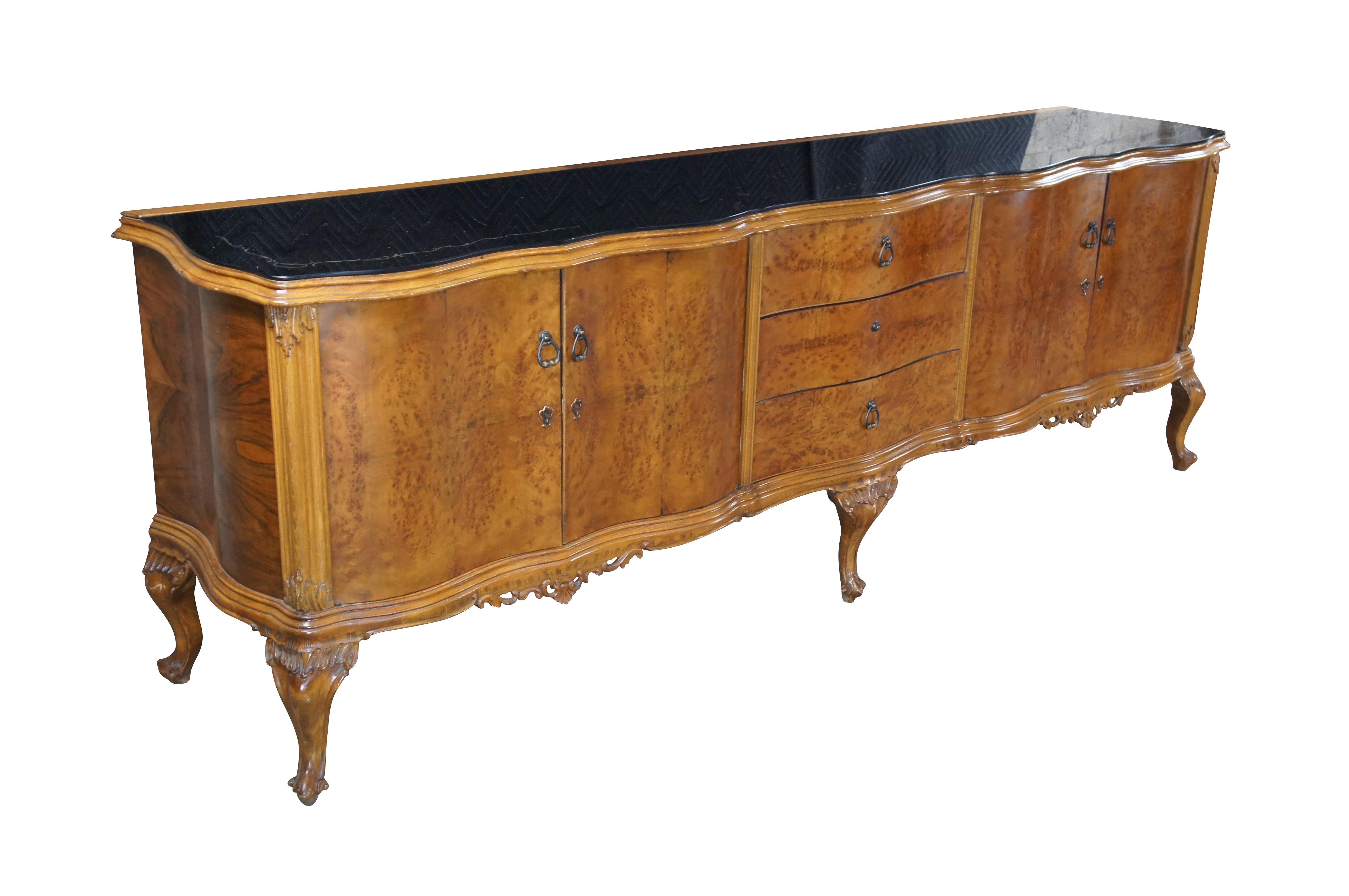 Barocco Monumentale credenza barocca italiana in radica di noce veneziana con ripiano in vetro in vendita