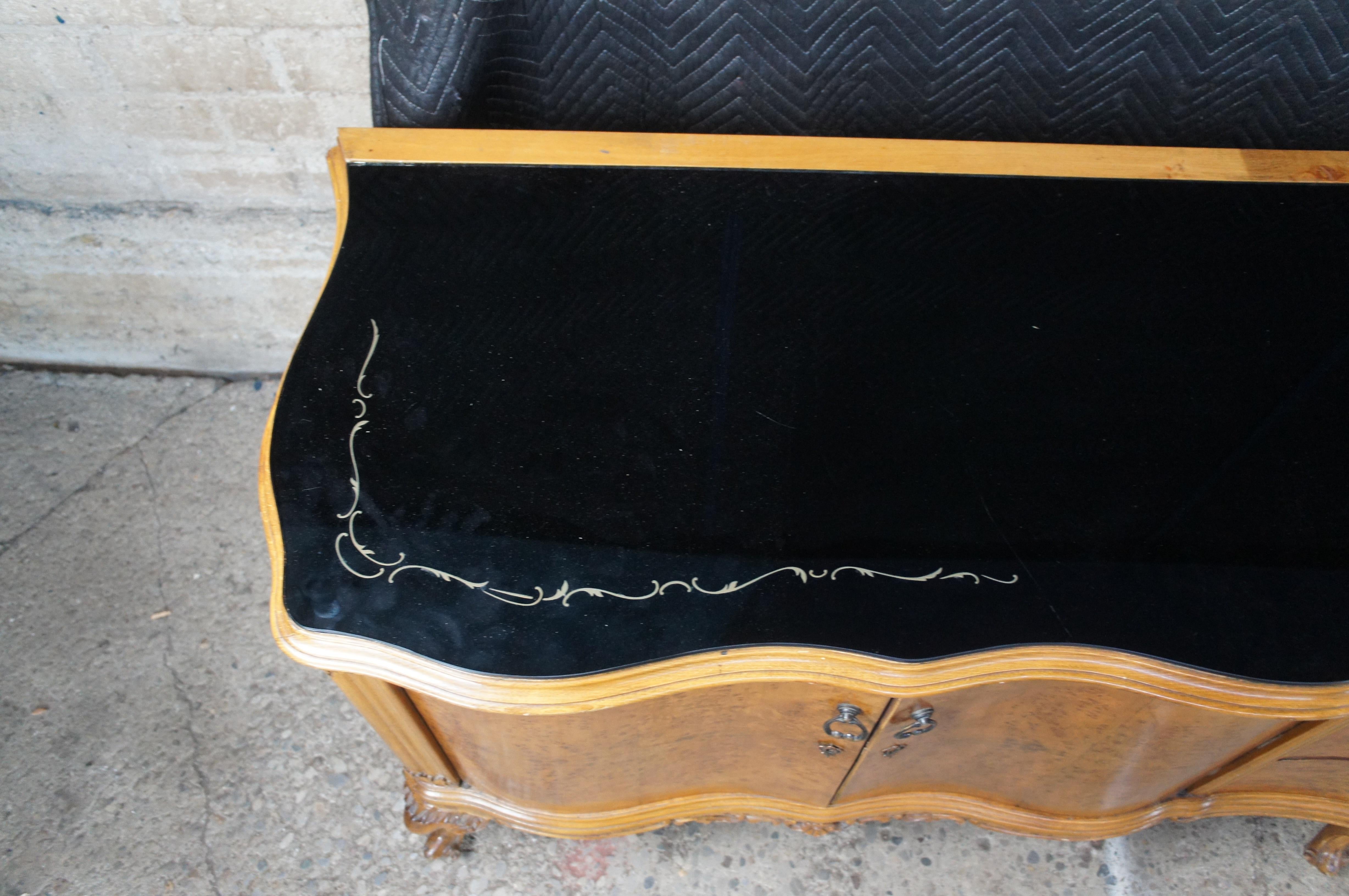 Monumentale credenza barocca italiana in radica di noce veneziana con ripiano in vetro In condizioni buone in vendita a Dayton, OH