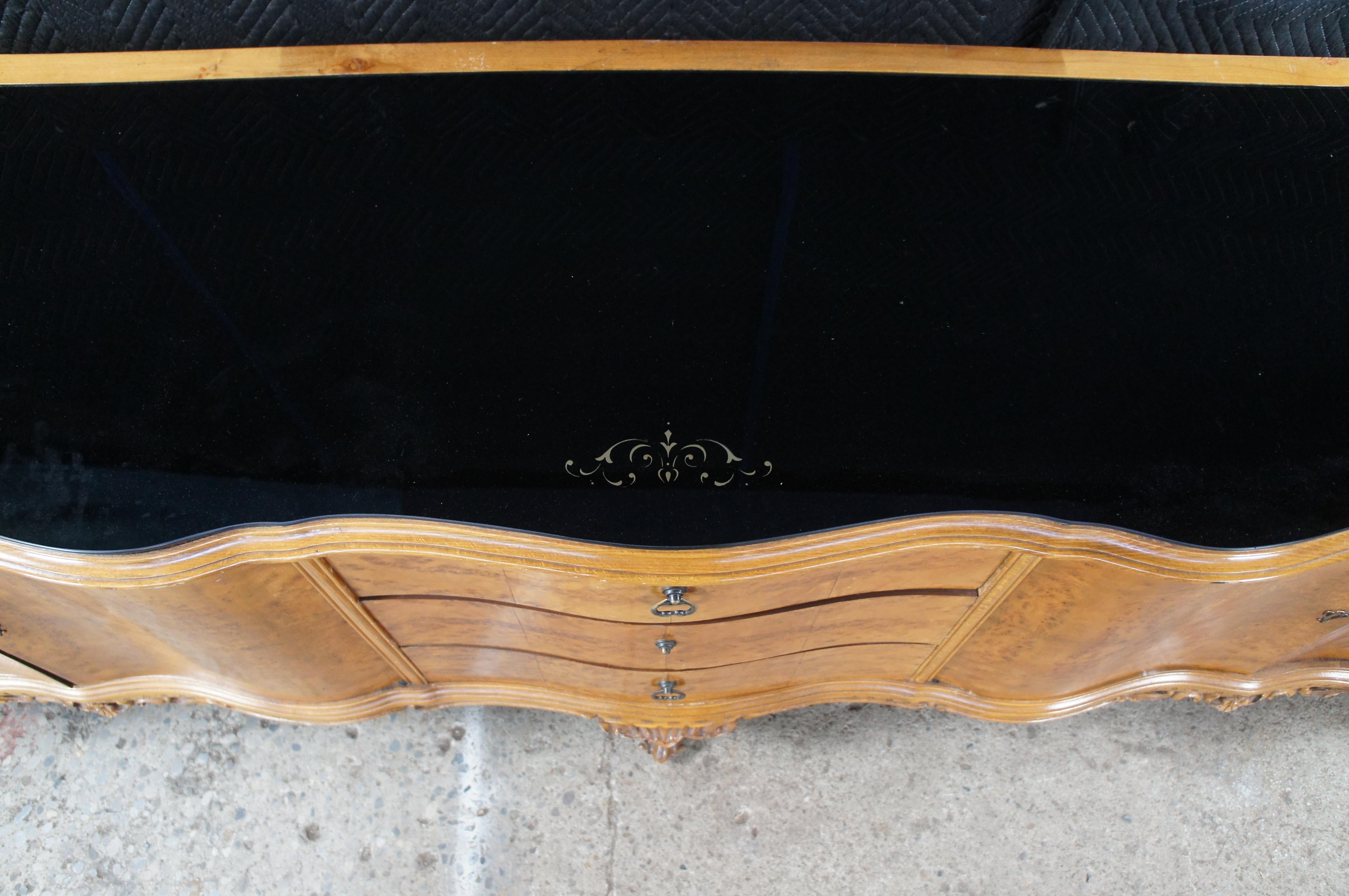 XX secolo Monumentale credenza barocca italiana in radica di noce veneziana con ripiano in vetro in vendita