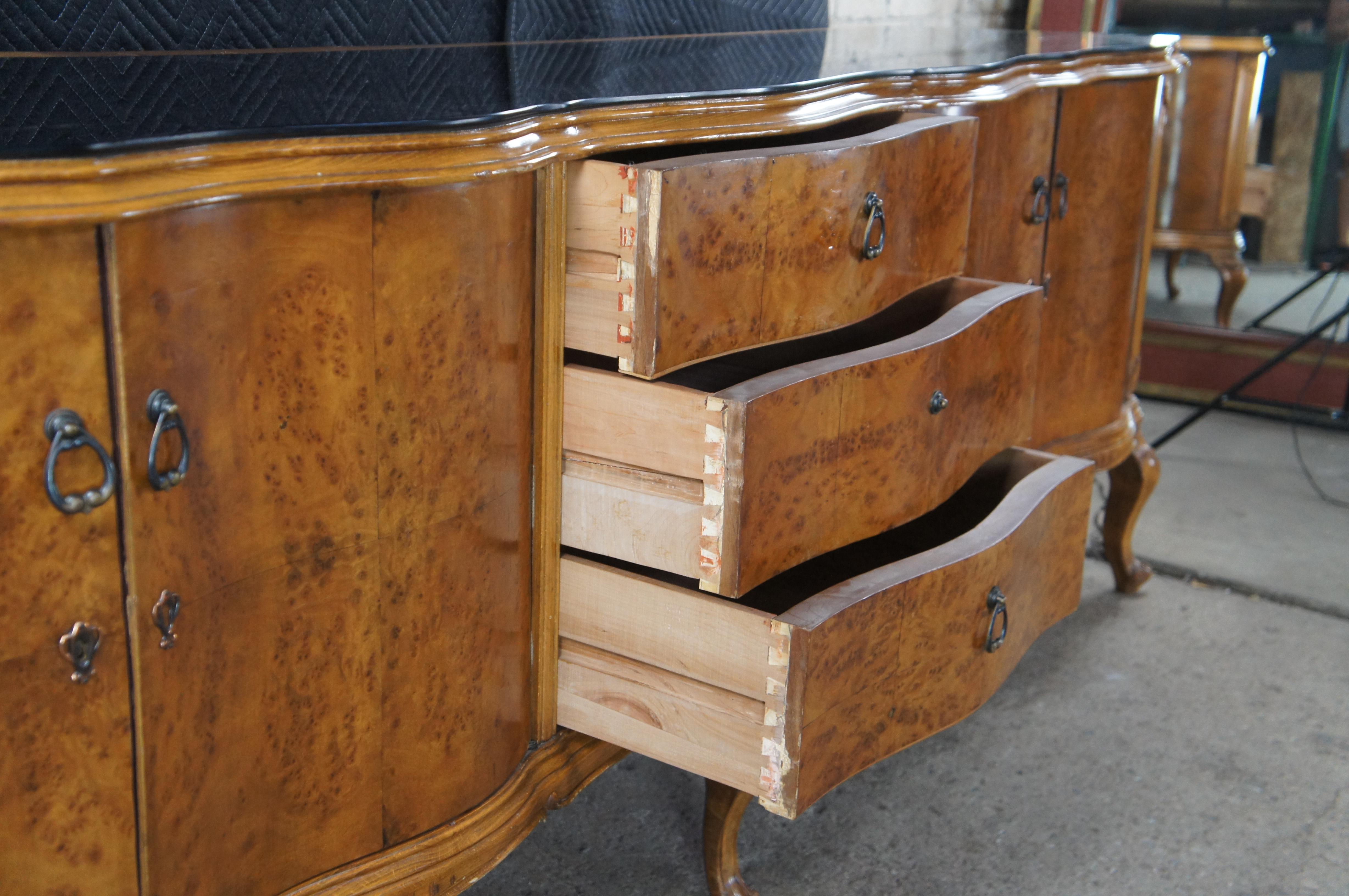 Vetro Monumentale credenza barocca italiana in radica di noce veneziana con ripiano in vetro in vendita