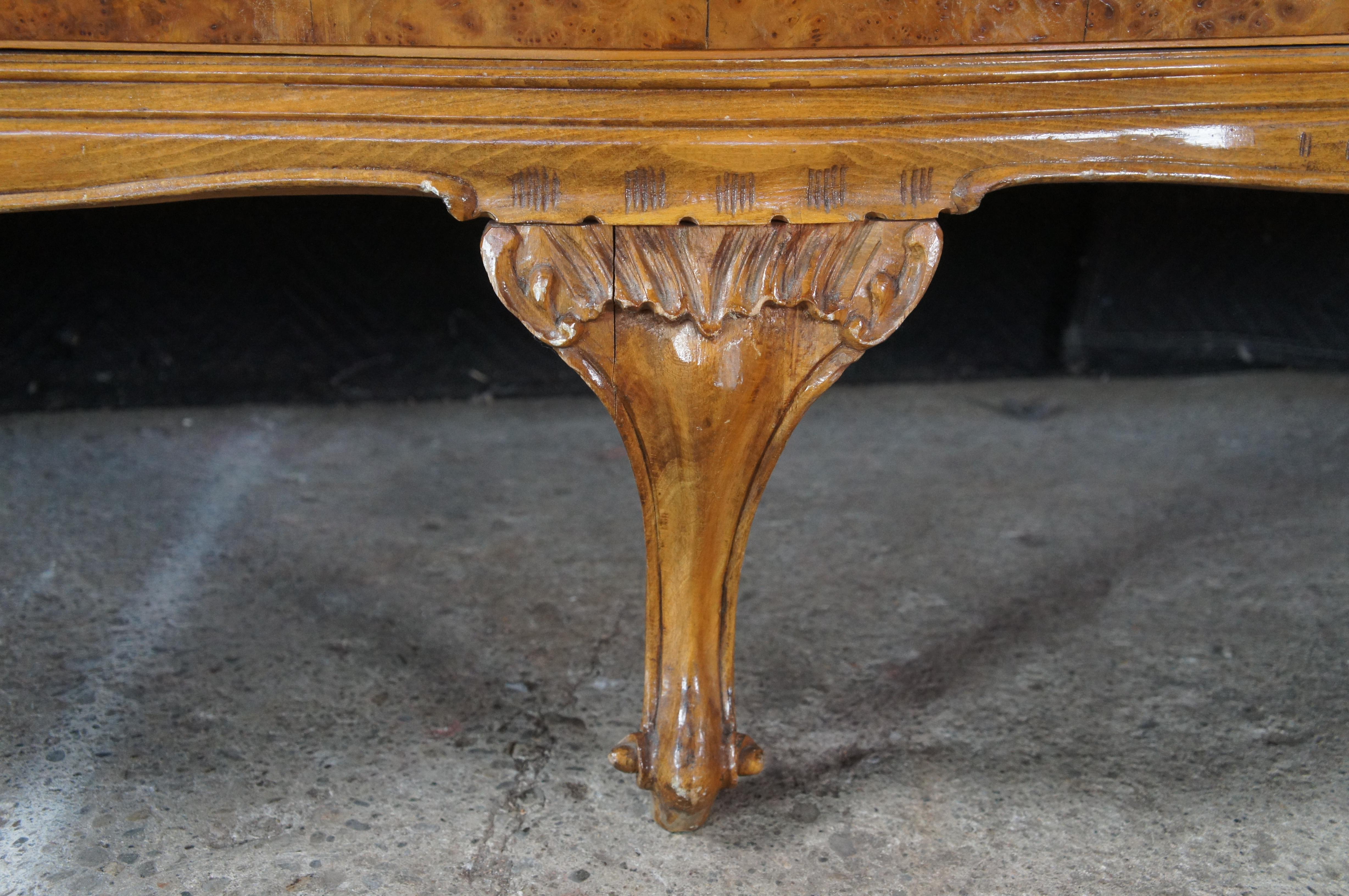 Monumentale credenza barocca italiana in radica di noce veneziana con ripiano in vetro in vendita 1