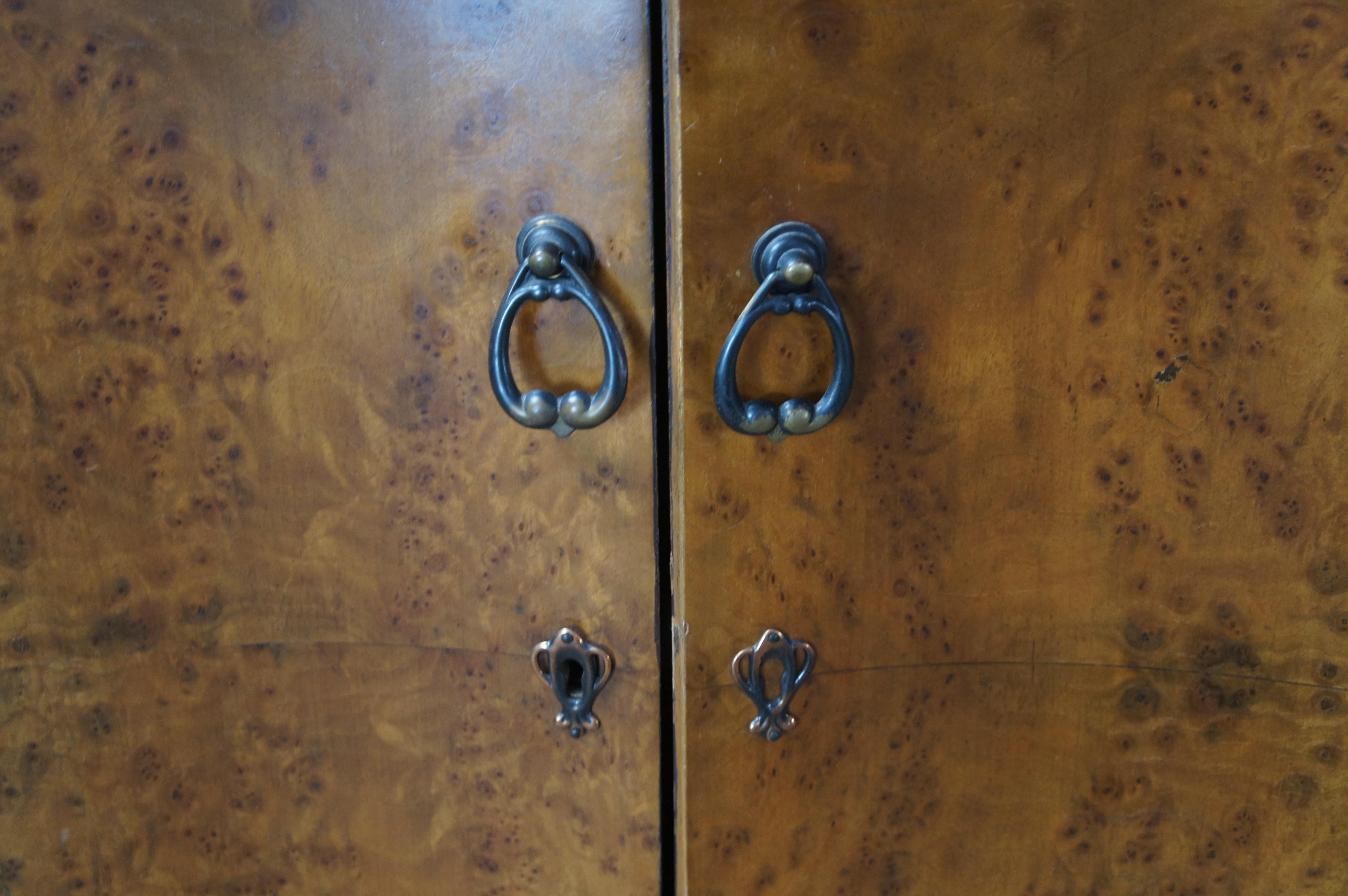 Monumentale credenza barocca italiana in radica di noce veneziana con ripiano in vetro in vendita 3