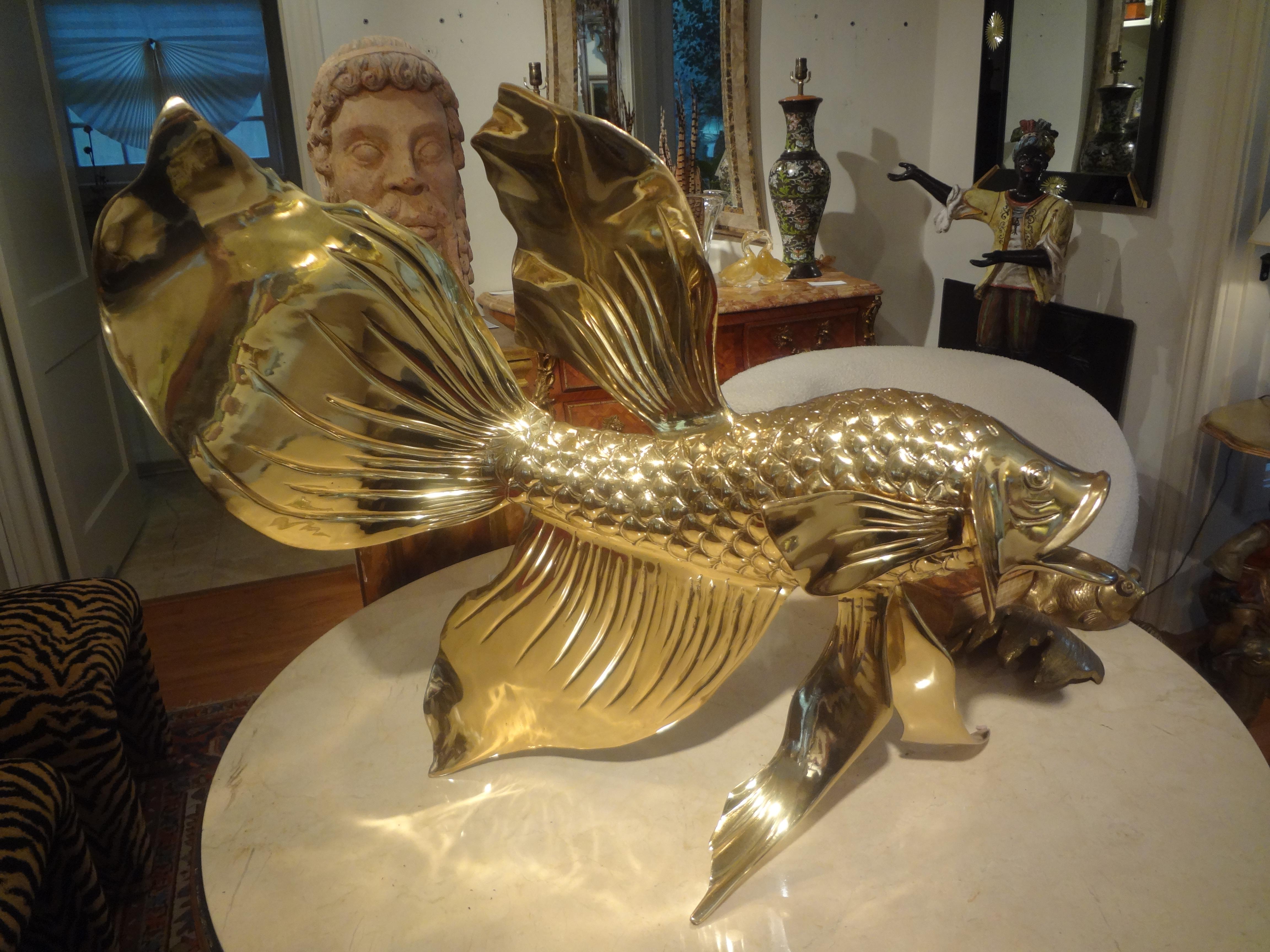 Monumentale sculpture italienne de poisson en laiton. Cette magnifique sculpture de poisson bien détaillée est lourde et a été récemment polie par des professionnels. 
Une sculpture parfaite pour une table basse, une table à manger ou une table