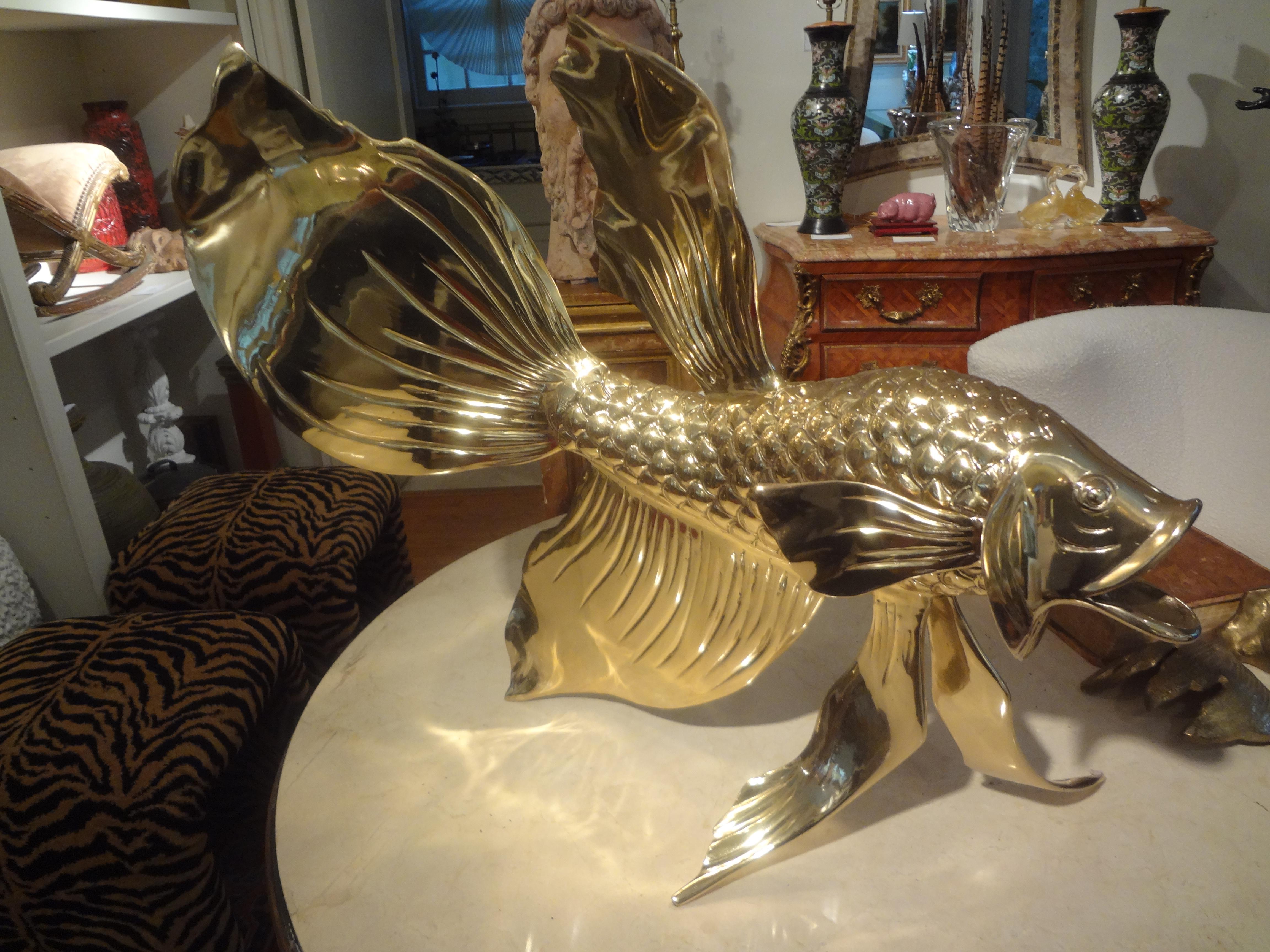 Monumentale italienische Fisch-Skulptur aus Messing (Hollywood Regency) im Angebot