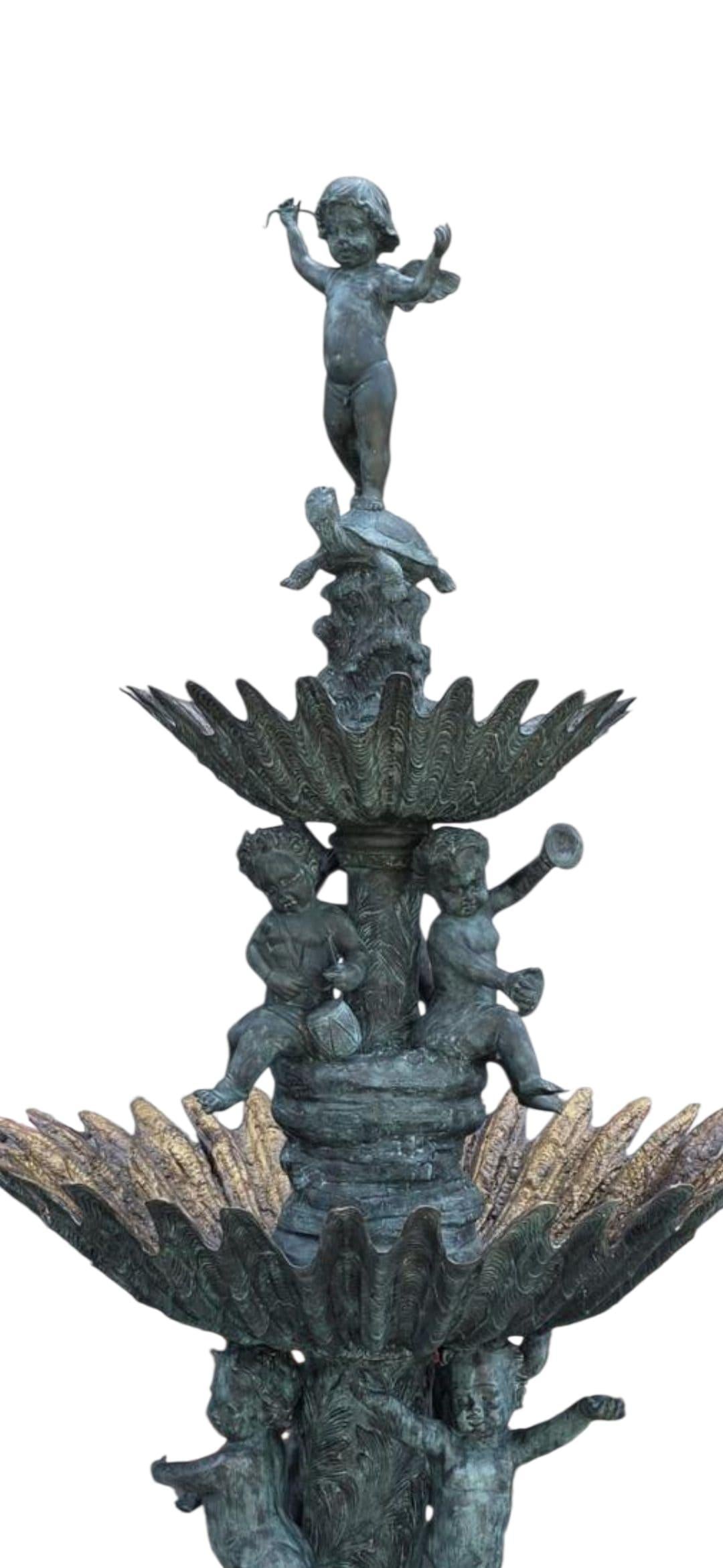 Elegante e monumentale fontana fusa in bronzo a Napoli, in Italia, durante il XX secolo. Realizzata con una qualità eccezionale, questa fontana scultorea presenta una composizione ricca di dettagli con molteplici elementi ornamentali, dimostrando