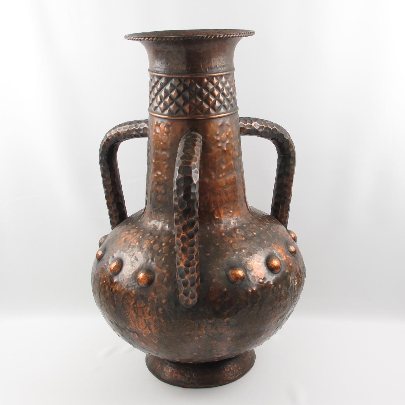 Questo monumentale vaso a forma di urna a balaustro con manici è stato realizzato a mano in Italia negli anni Sessanta. I dettagli lavorati a mano sul rame, insieme alla sua splendida patina, conferiscono a questo vaso un fascino unico. Il vaso