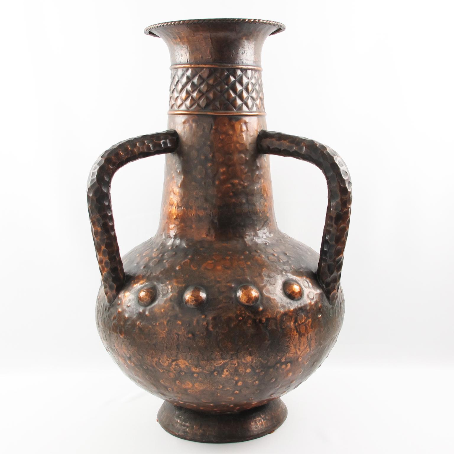 Neobarocco Vaso monumentale italiano in rame a balaustro Amphora in vendita