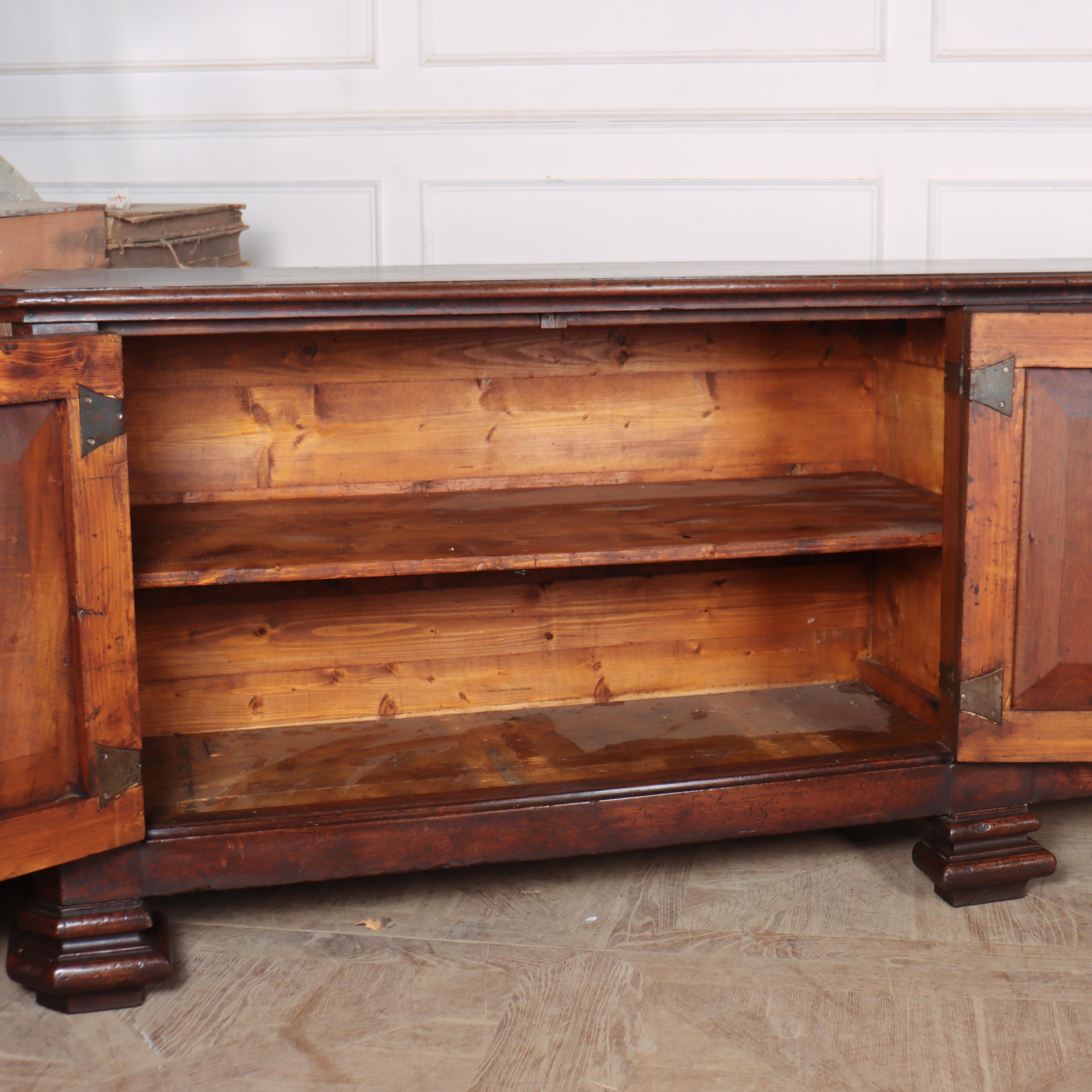 Monumental Italian Credenza en venta 5