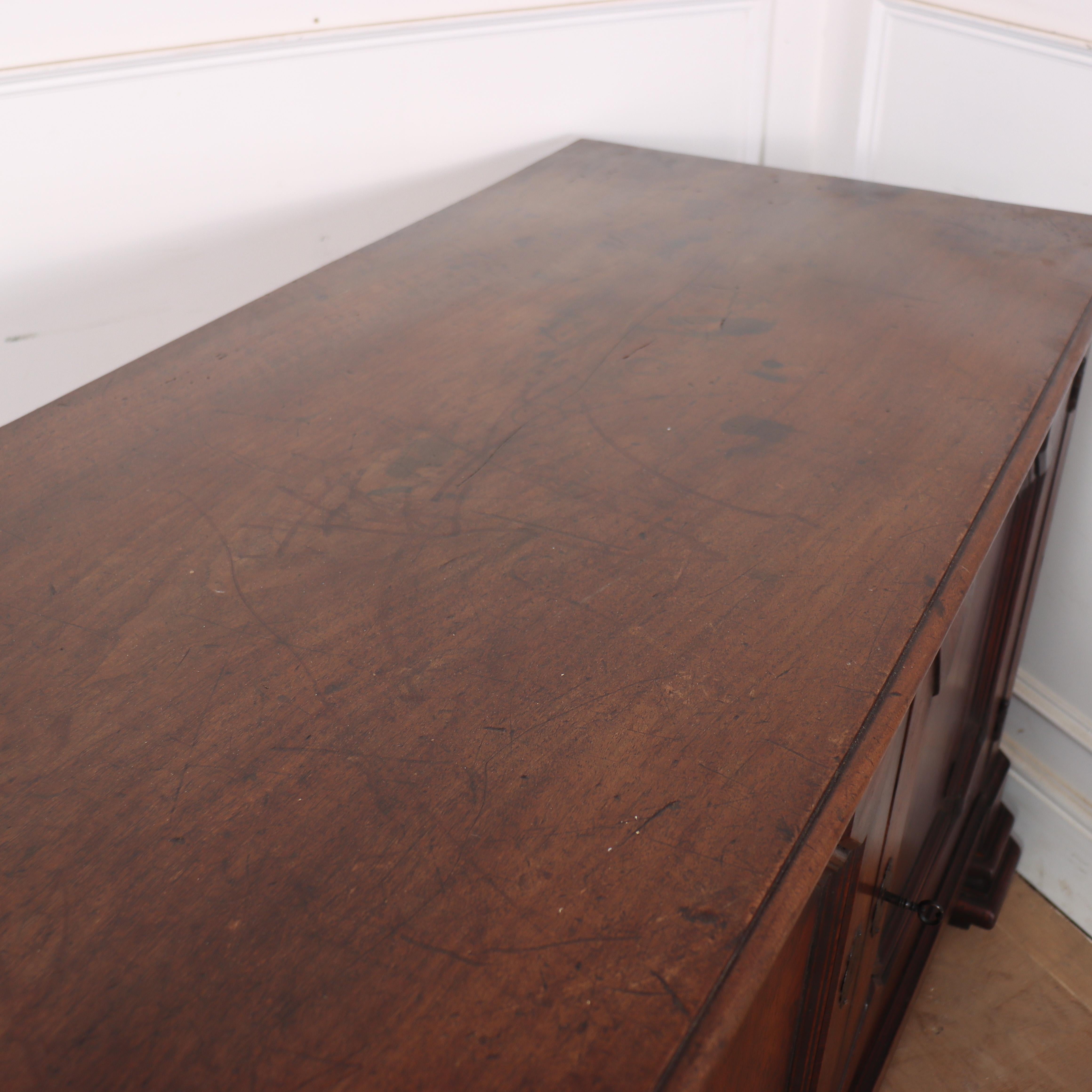 Monumental Italian Credenza en venta 8