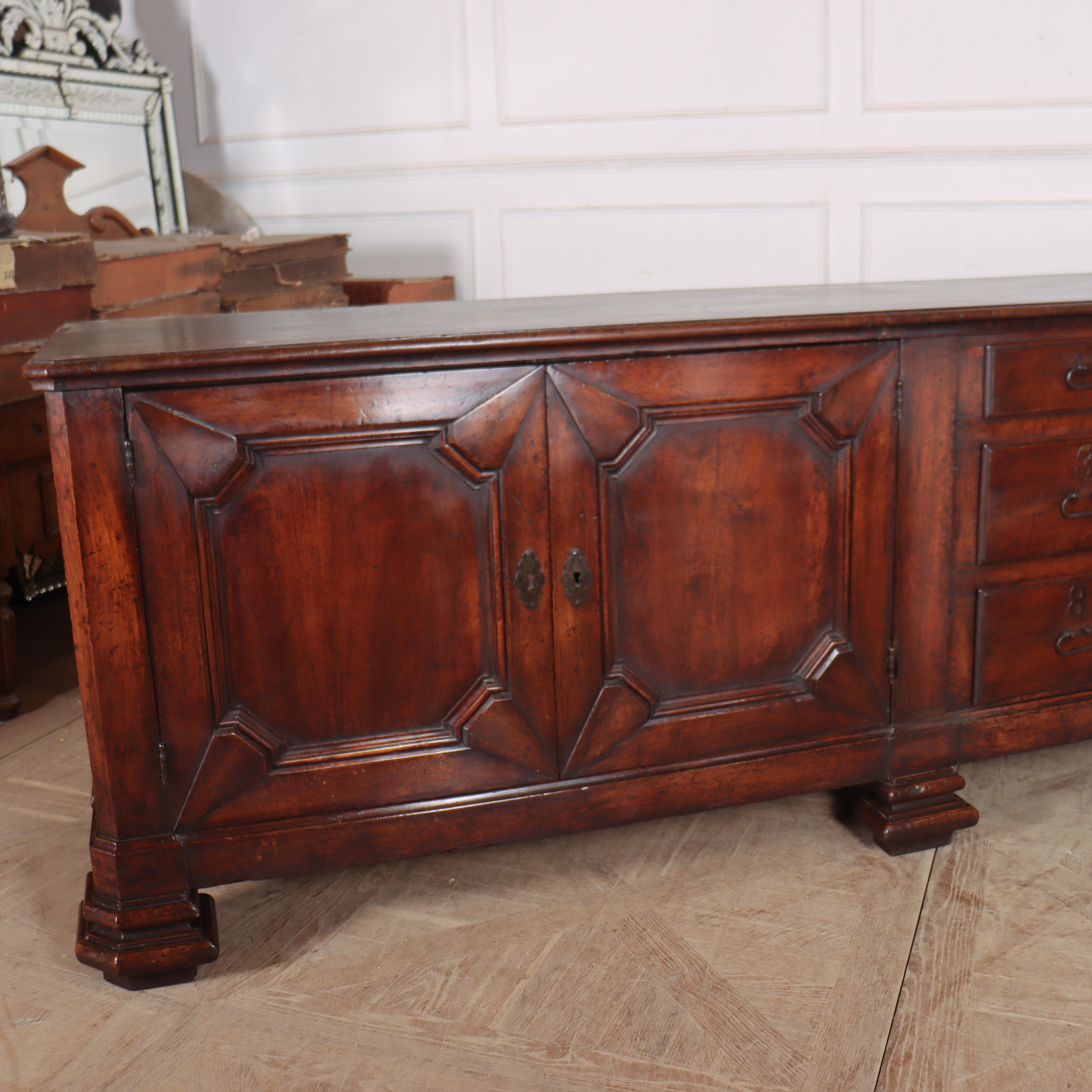 Monumental Italian Credenza Italiano en venta