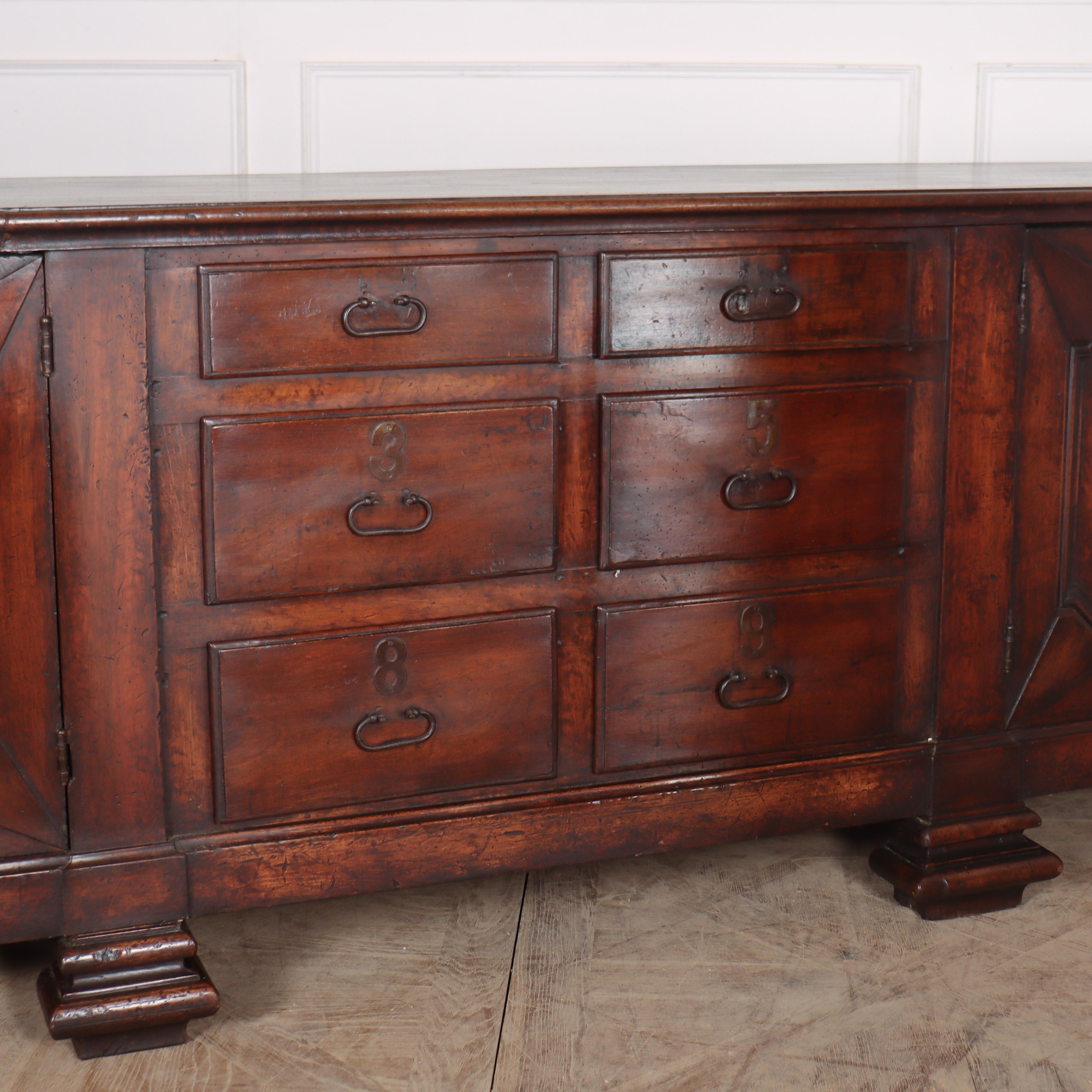 Monumental Italian Credenza siglo XVIII y antes en venta