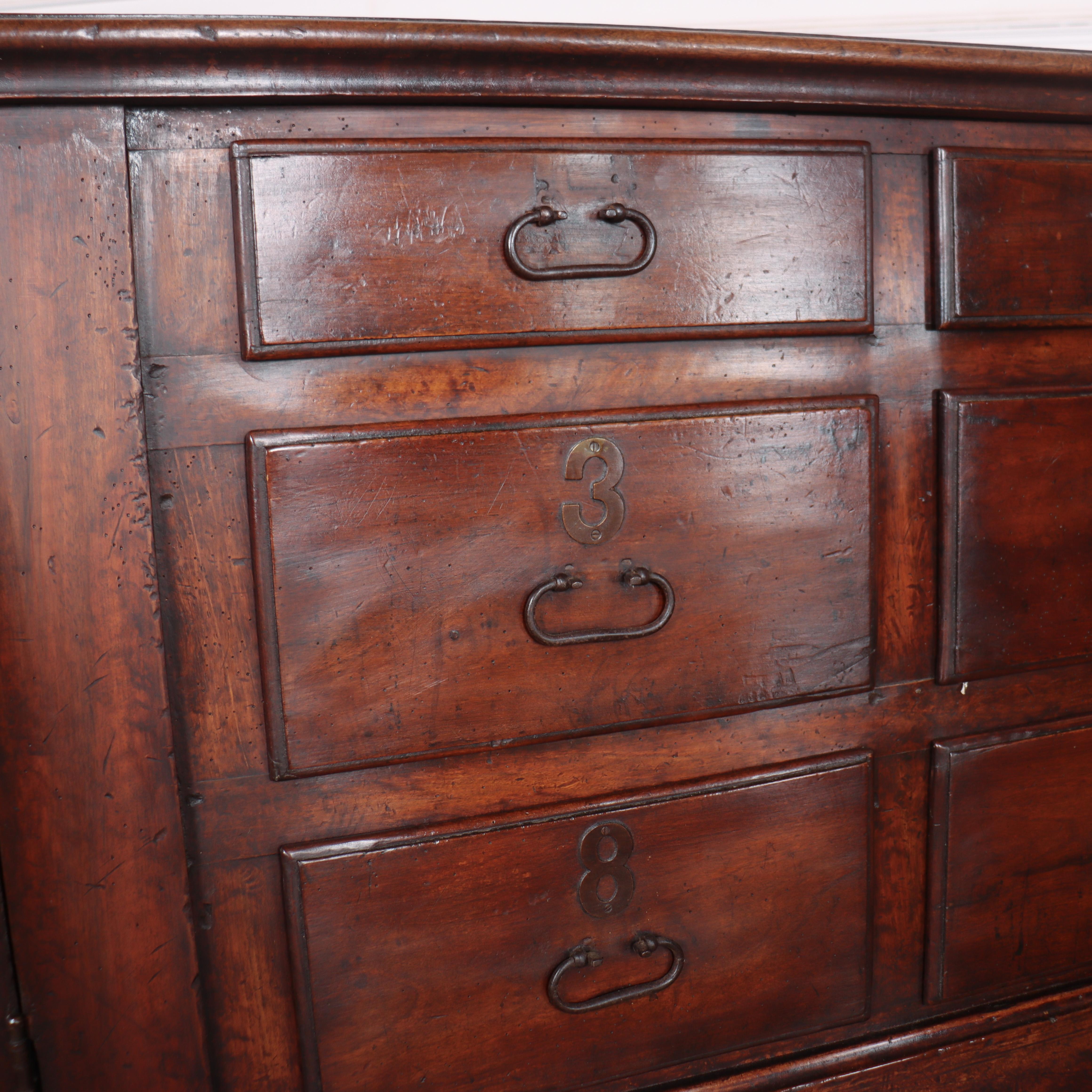Monumental Italian Credenza Nogal en venta
