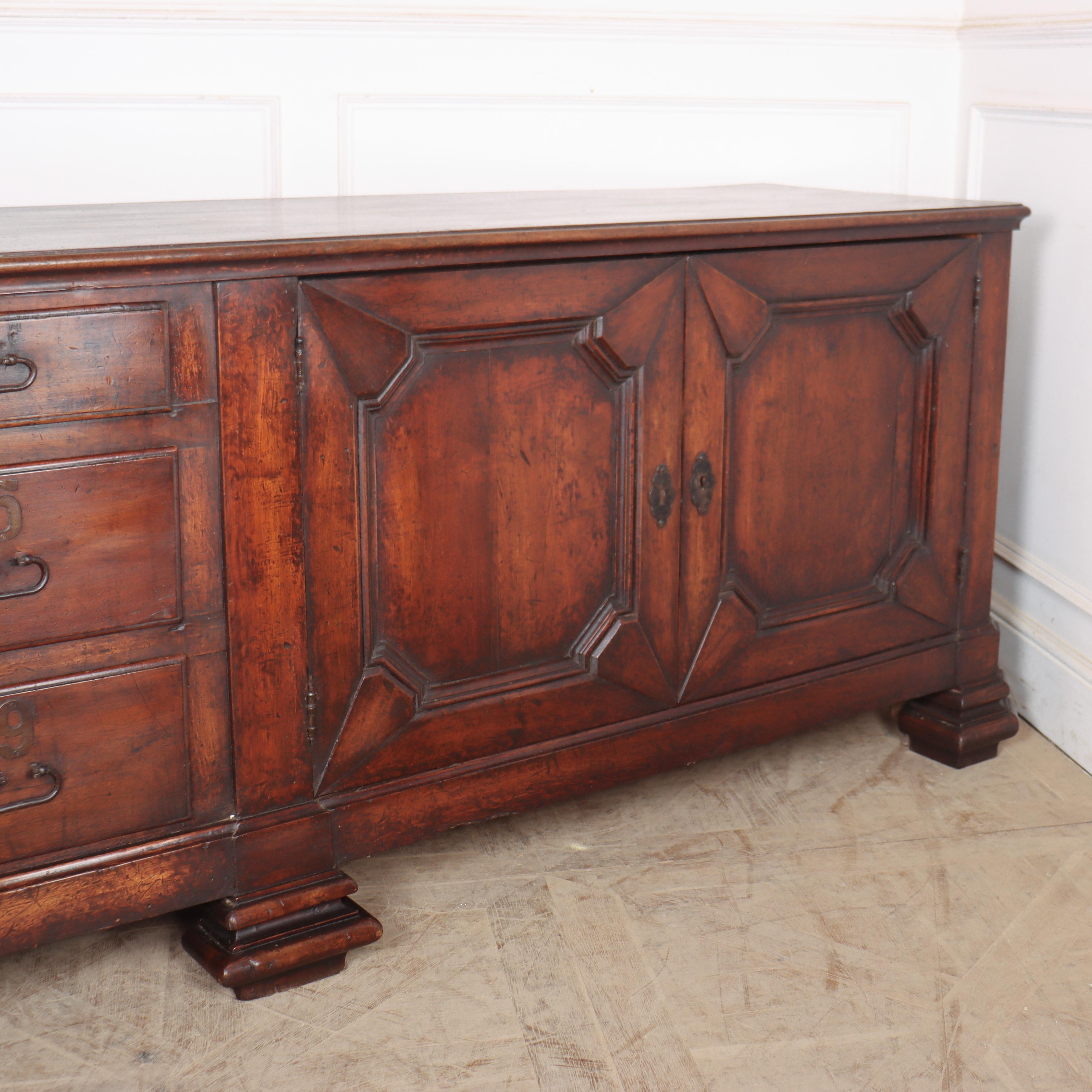 Monumental Italian Credenza en venta 2