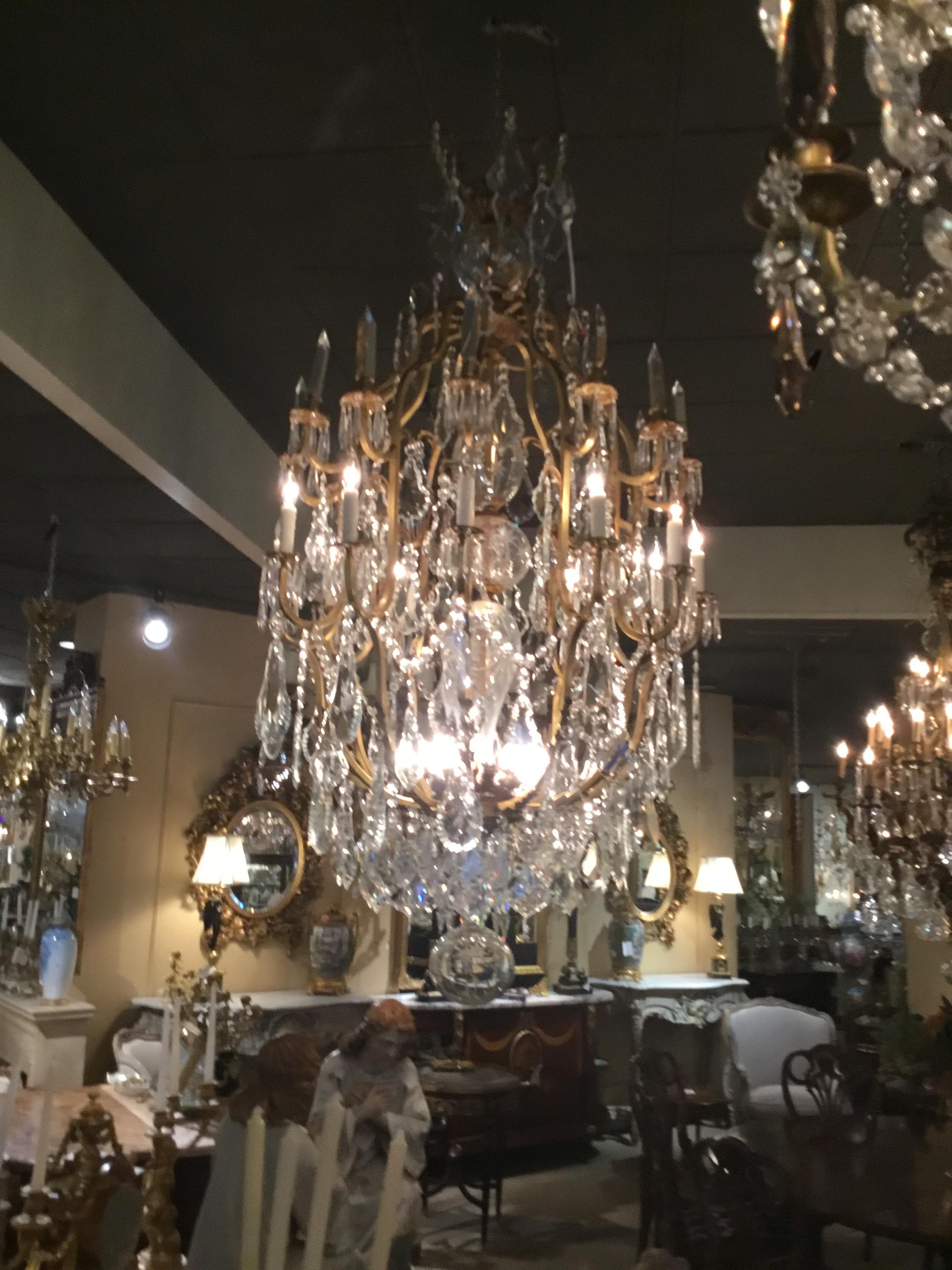 20th Century Monumental Italian Crystal and Bronze Chandelier with 20 Lights and Crystal Stem For Sale