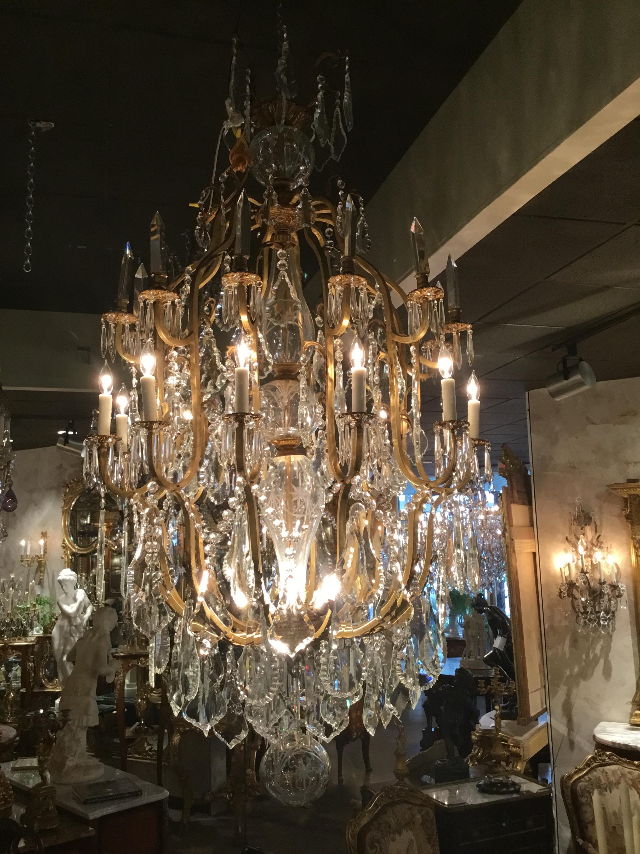 Monumental Italian Crystal and Bronze Chandelier with 20 Lights and Crystal Stem For Sale 1
