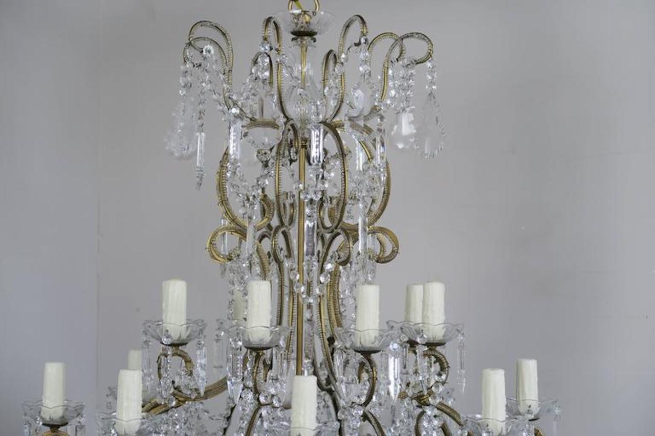 Monumentaler Kronleuchter aus italienischem Kristall mit Perlenarm (Louis XV.) im Angebot