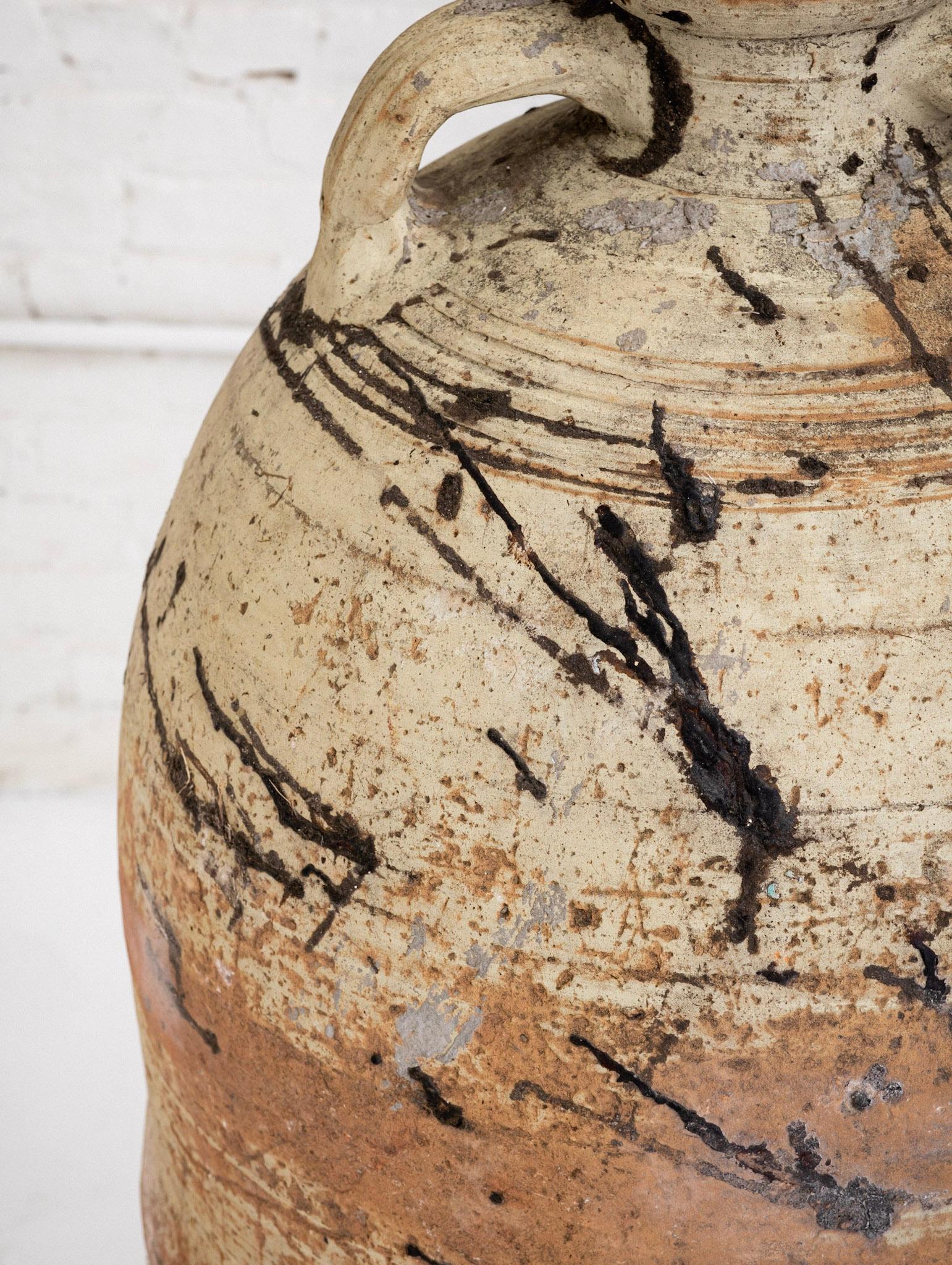 Poterie Vase monumental en faïence italienne avec support en vente