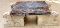 Monumentaler italienischer Florentine Löwe Couchtisch mit Breccia-Marmorplatte