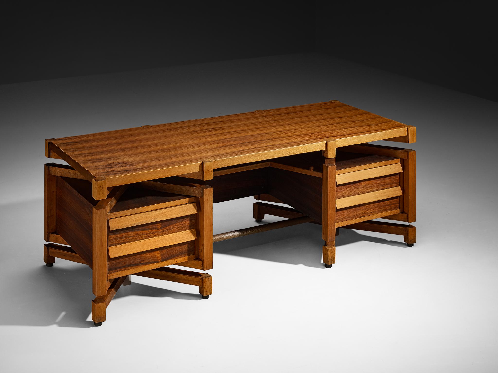 Mesa de escritorio, nogal, hierro, Italia, años 50

Tanto visual como estructuralmente notable, este excepcional mueble de oficina ejemplifica la cumbre del diseño moderno italiano de mediados de siglo. Encarna la filosofía de la época de integridad
