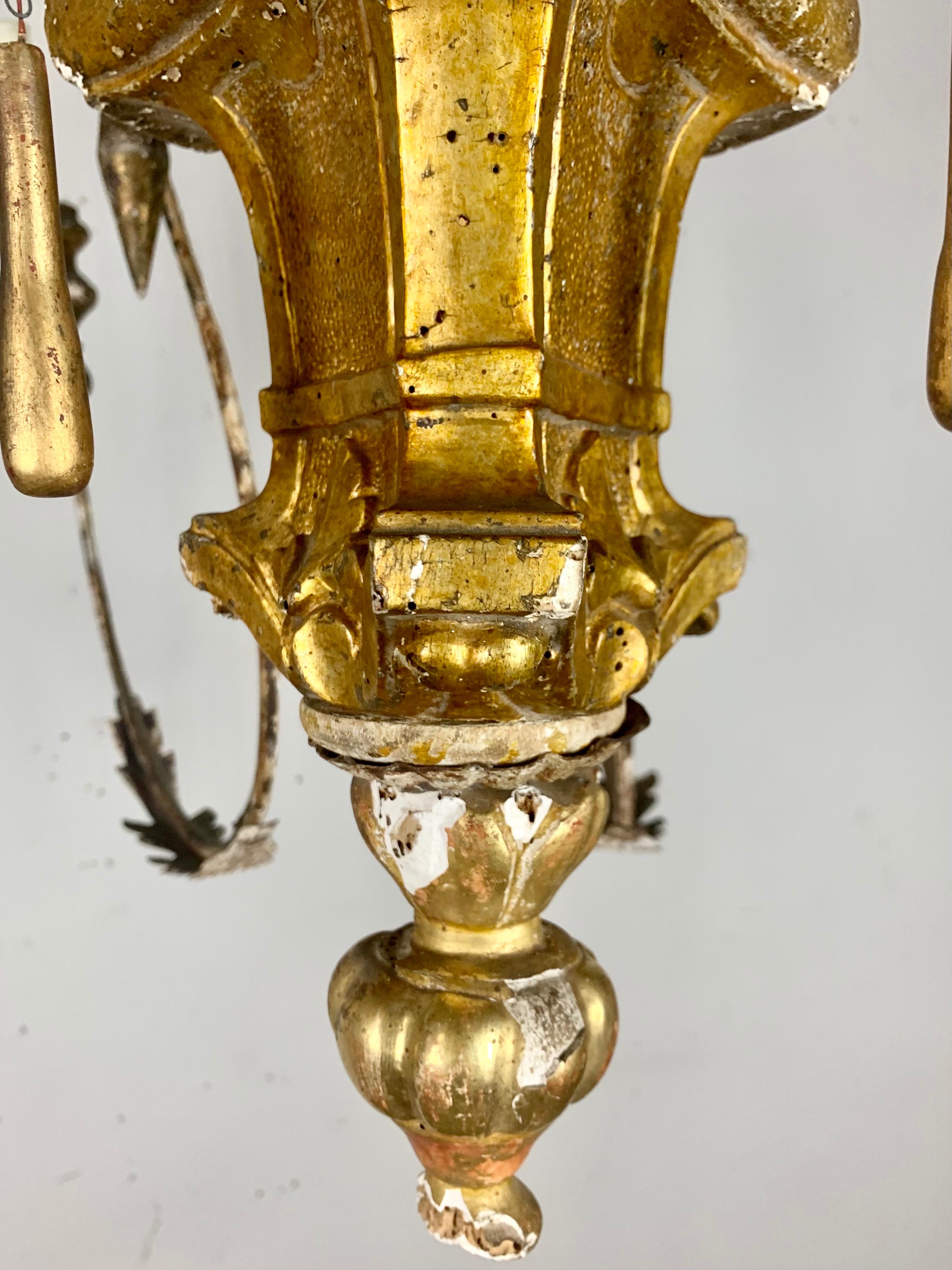 Monumentaler italienischer Giltwood-Kronleuchter (Vergoldet) im Angebot